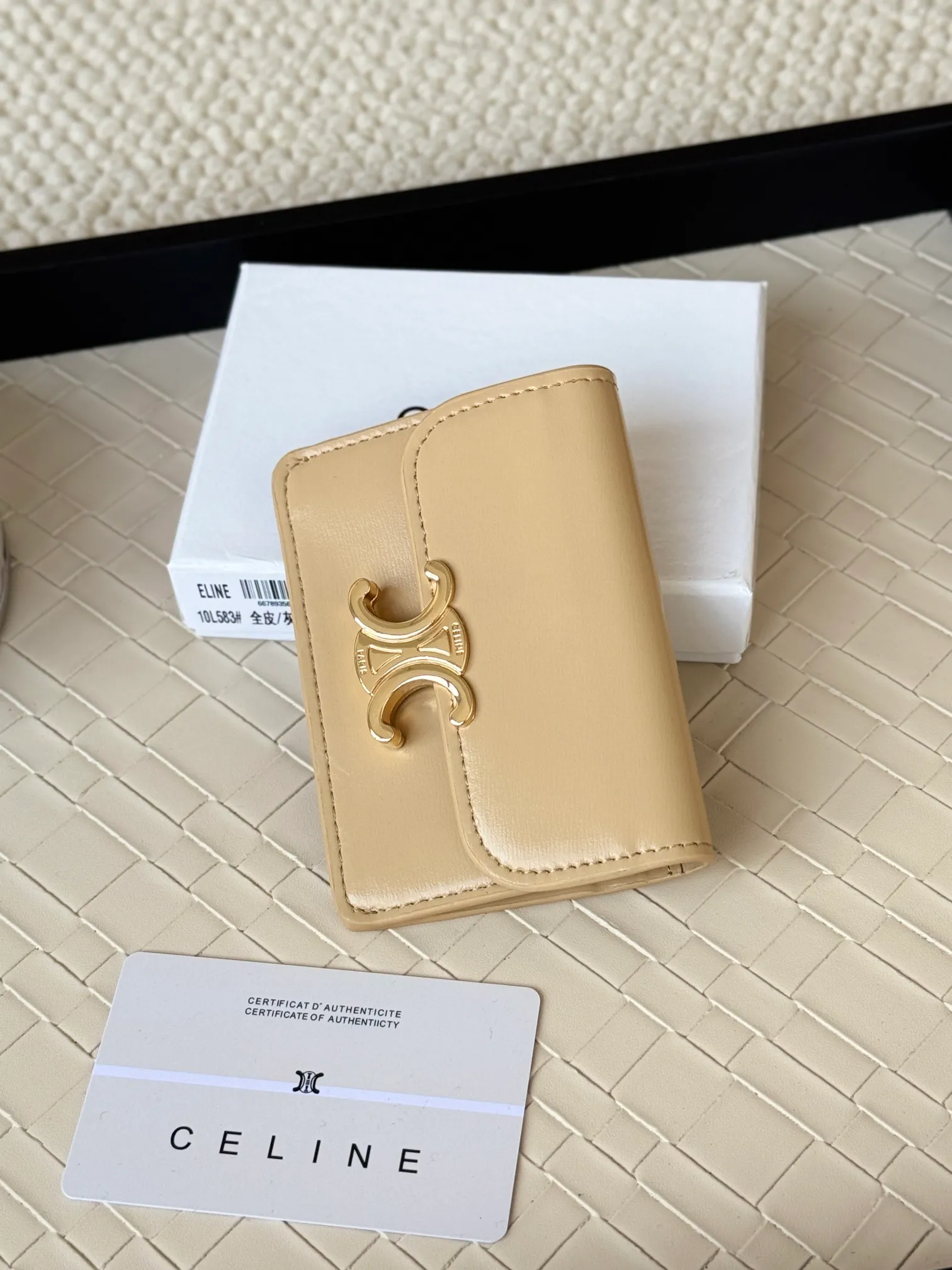 💰130 Celine's new card holder is online, ce's new classic card holder, with cow leather interior and triomphe snap closure, with 4 card slots inside and 1 outside card slot. It is easy to carry when going out, looks and wear-resistant, and is super light weight! Style number: 10L583 Size: 10.5x7x1cm