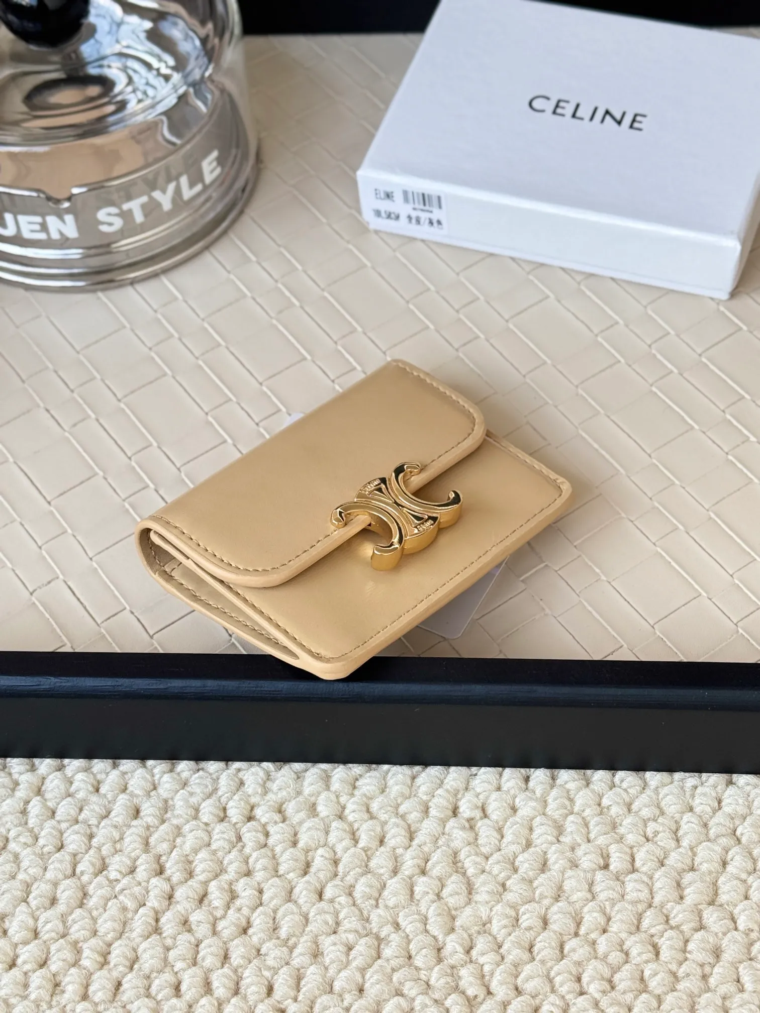 💰130 Celine's new card holder is online, ce's new classic card holder, with cow leather interior and triomphe snap closure, with 4 card slots inside and 1 outside card slot. It is easy to carry when going out, looks and wear-resistant, and is super light weight! Style number: 10L583 Size: 10.5x7x1cm