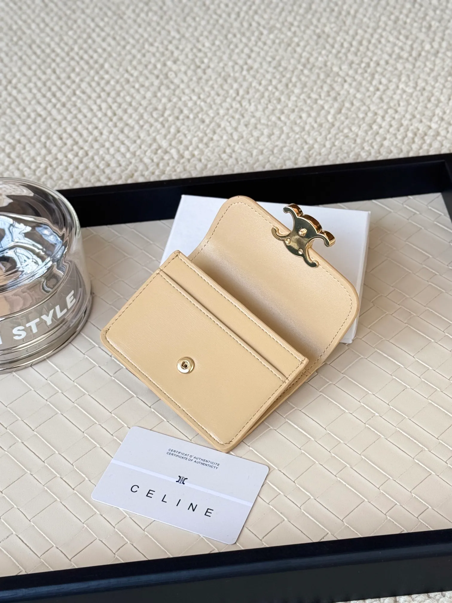 💰130 Celine's new card holder is online, ce's new classic card holder, with cow leather interior and triomphe snap closure, with 4 card slots inside and 1 outside card slot. It is easy to carry when going out, looks and wear-resistant, and is super light weight! Style number: 10L583 Size: 10.5x7x1cm
