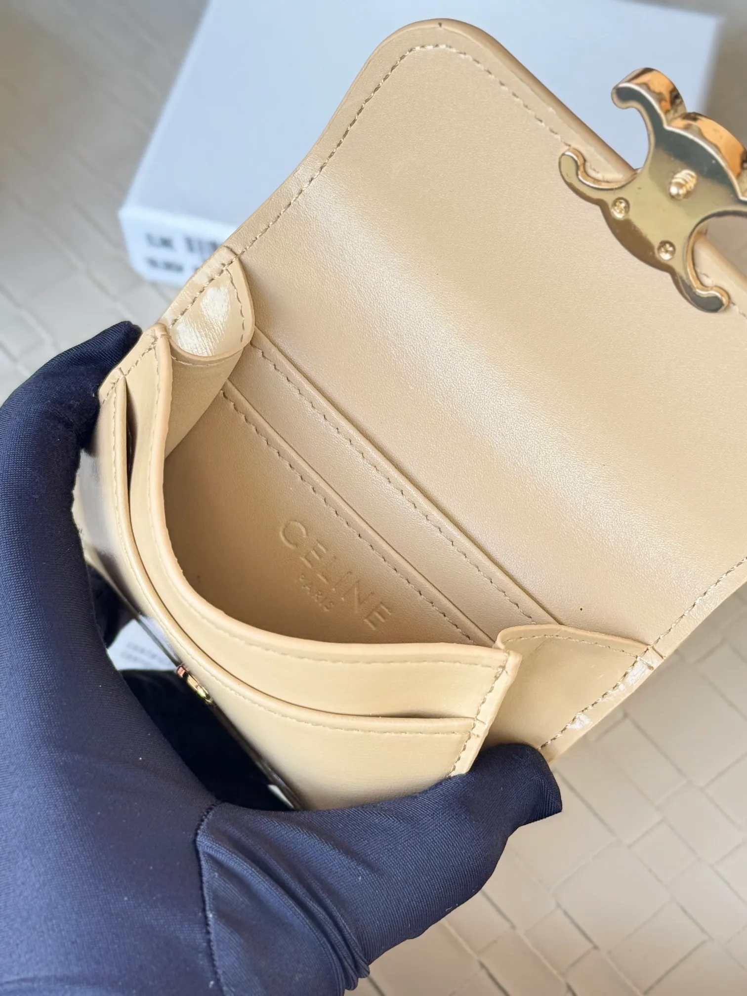💰130 Celine's new card holder is online, ce's new classic card holder, with cow leather interior and triomphe snap closure, with 4 card slots inside and 1 outside card slot. It is easy to carry when going out, looks and wear-resistant, and is super light weight! Style number: 10L583 Size: 10.5x7x1cm
