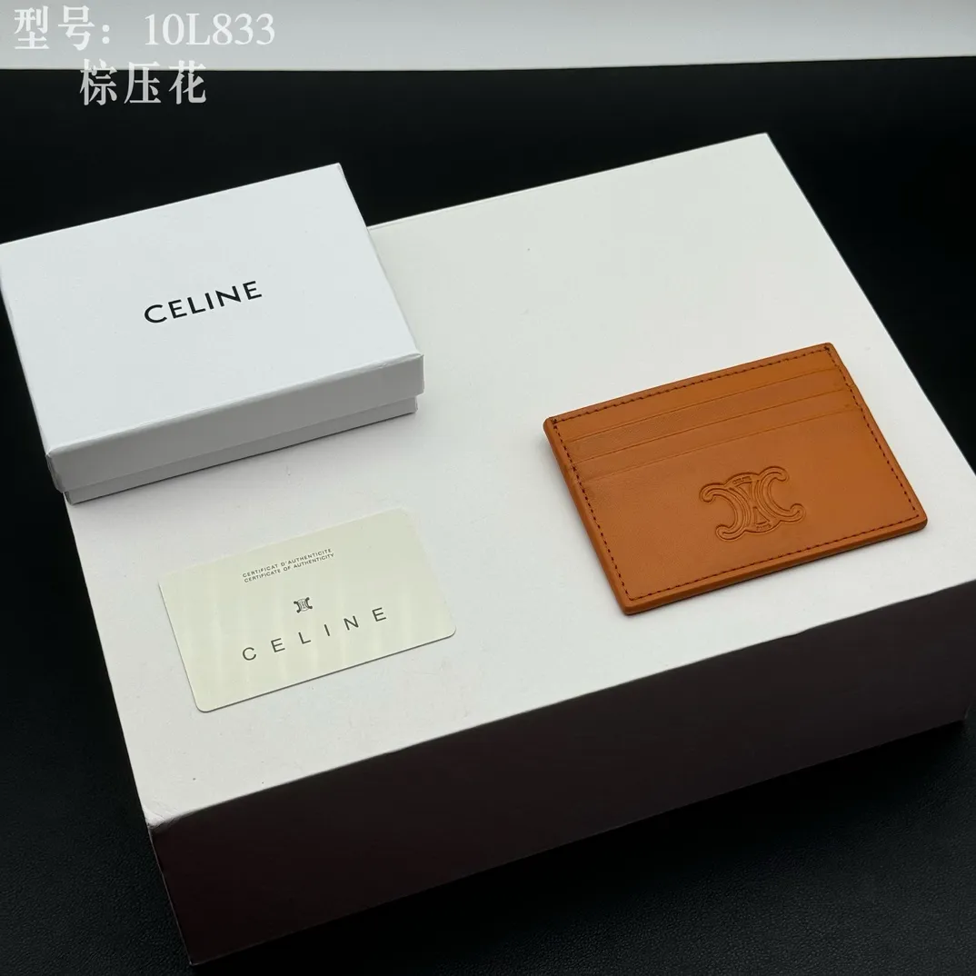 💰90 💎Top quality high version calf leather 💌 𝗖𝗘𝗟𝗜𝗡𝗘 | 𝗧𝗥𝗜𝗢𝗠𝗣𝗛𝗘 Arc de Triomphe small card holder 〰️ Celine's new embossed logo card holder, made of first-layer cowhide, two card slots + one middle pocket. Style number: 10L833 Size: 10.5×7cm