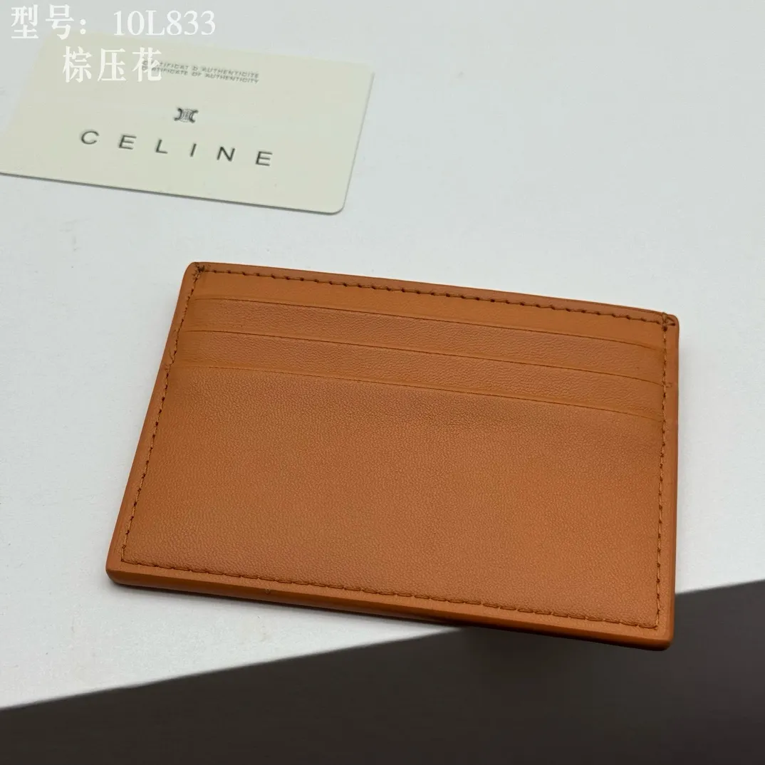 💰90 💎Top quality high version calf leather 💌 𝗖𝗘𝗟𝗜𝗡𝗘 | 𝗧𝗥𝗜𝗢𝗠𝗣𝗛𝗘 Arc de Triomphe small card holder 〰️ Celine's new embossed logo card holder, made of first-layer cowhide, two card slots + one middle pocket. Style number: 10L833 Size: 10.5×7cm