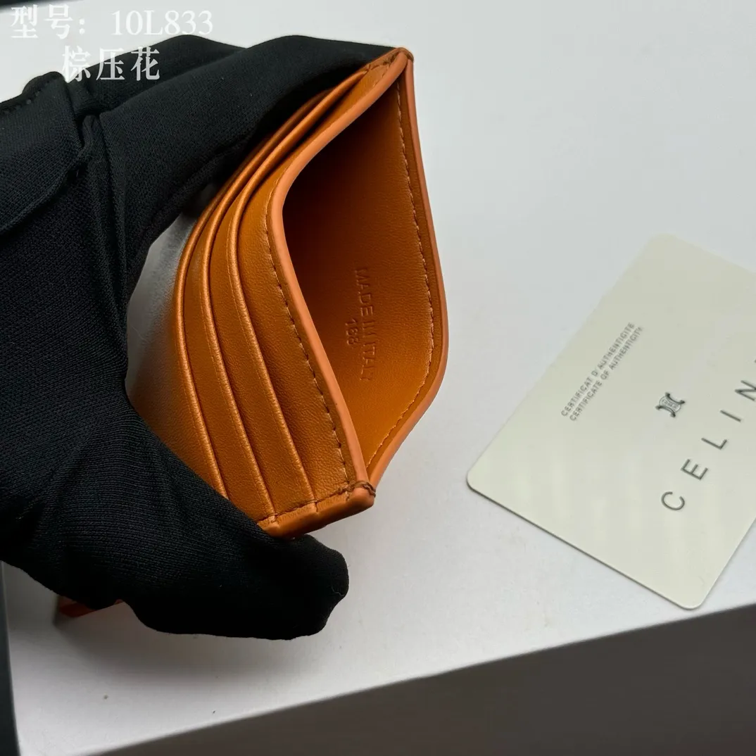 💰90 💎Top quality high version calf leather 💌 𝗖𝗘𝗟𝗜𝗡𝗘 | 𝗧𝗥𝗜𝗢𝗠𝗣𝗛𝗘 Arc de Triomphe small card holder 〰️ Celine's new embossed logo card holder, made of first-layer cowhide, two card slots + one middle pocket. Style number: 10L833 Size: 10.5×7cm