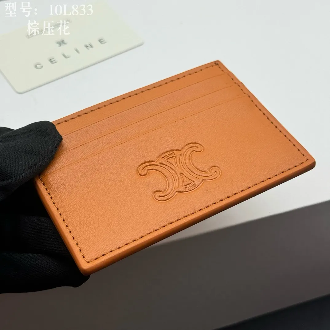 💰90 💎Top quality high version calf leather 💌 𝗖𝗘𝗟𝗜𝗡𝗘 | 𝗧𝗥𝗜𝗢𝗠𝗣𝗛𝗘 Arc de Triomphe small card holder 〰️ Celine's new embossed logo card holder, made of first-layer cowhide, two card slots + one middle pocket. Style number: 10L833 Size: 10.5×7cm