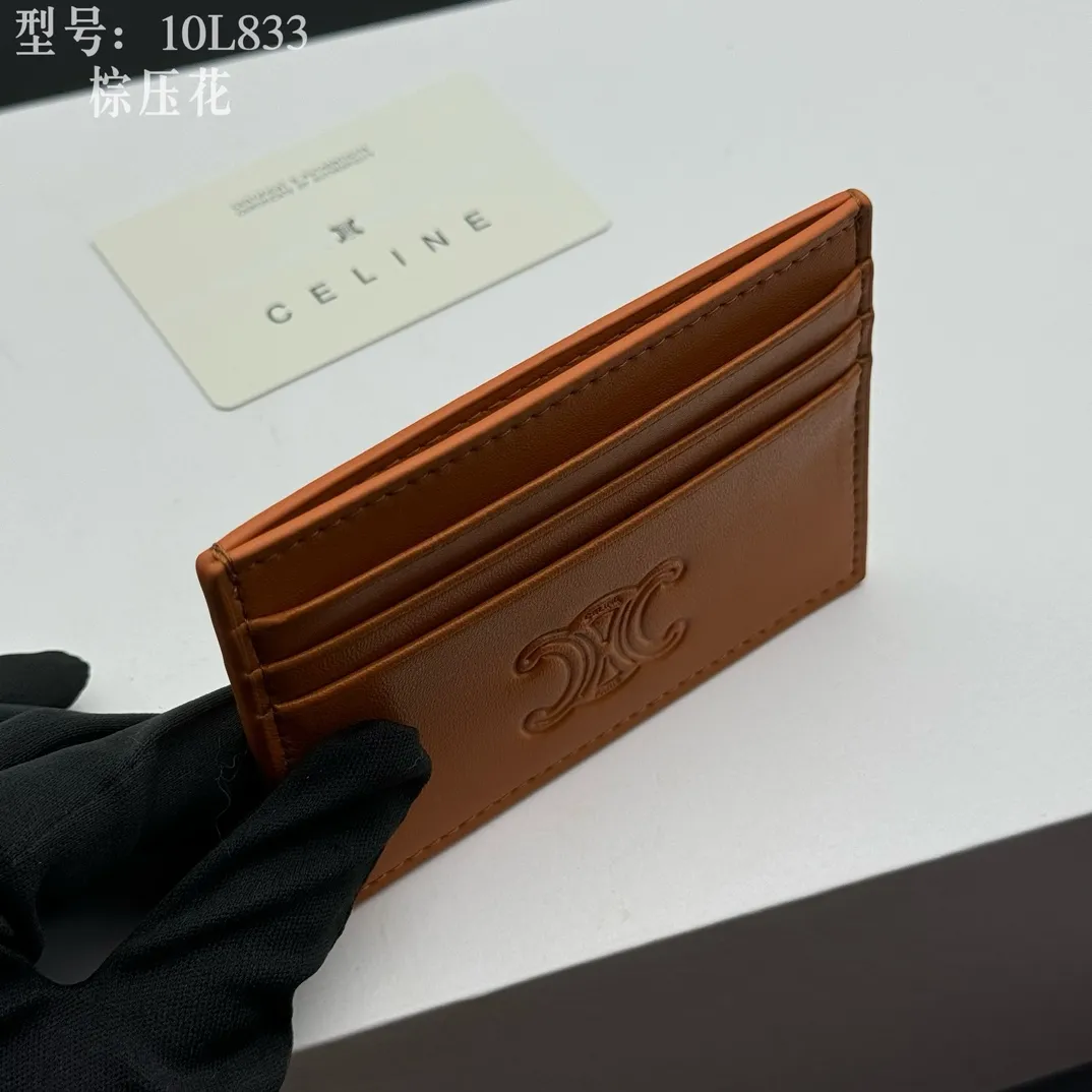 💰90 💎Top quality high version calf leather 💌 𝗖𝗘𝗟𝗜𝗡𝗘 | 𝗧𝗥𝗜𝗢𝗠𝗣𝗛𝗘 Arc de Triomphe small card holder 〰️ Celine's new embossed logo card holder, made of first-layer cowhide, two card slots + one middle pocket. Style number: 10L833 Size: 10.5×7cm