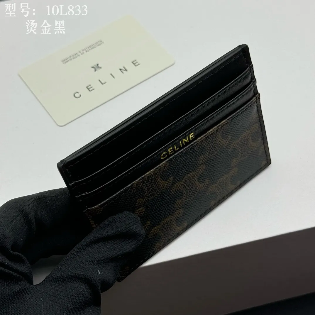 💰90 💎Top quality high version calf leather 💌 𝗖𝗘𝗟𝗜𝗡𝗘 | 𝗧𝗥𝗜𝗢𝗠𝗣𝗛𝗘 Arc de Triomphe small card holder 〰️ Celine's new embossed logo card holder, made of first-layer cowhide, two card slots + one middle pocket. Style number: 10L833 Size: 10.5×7cm
