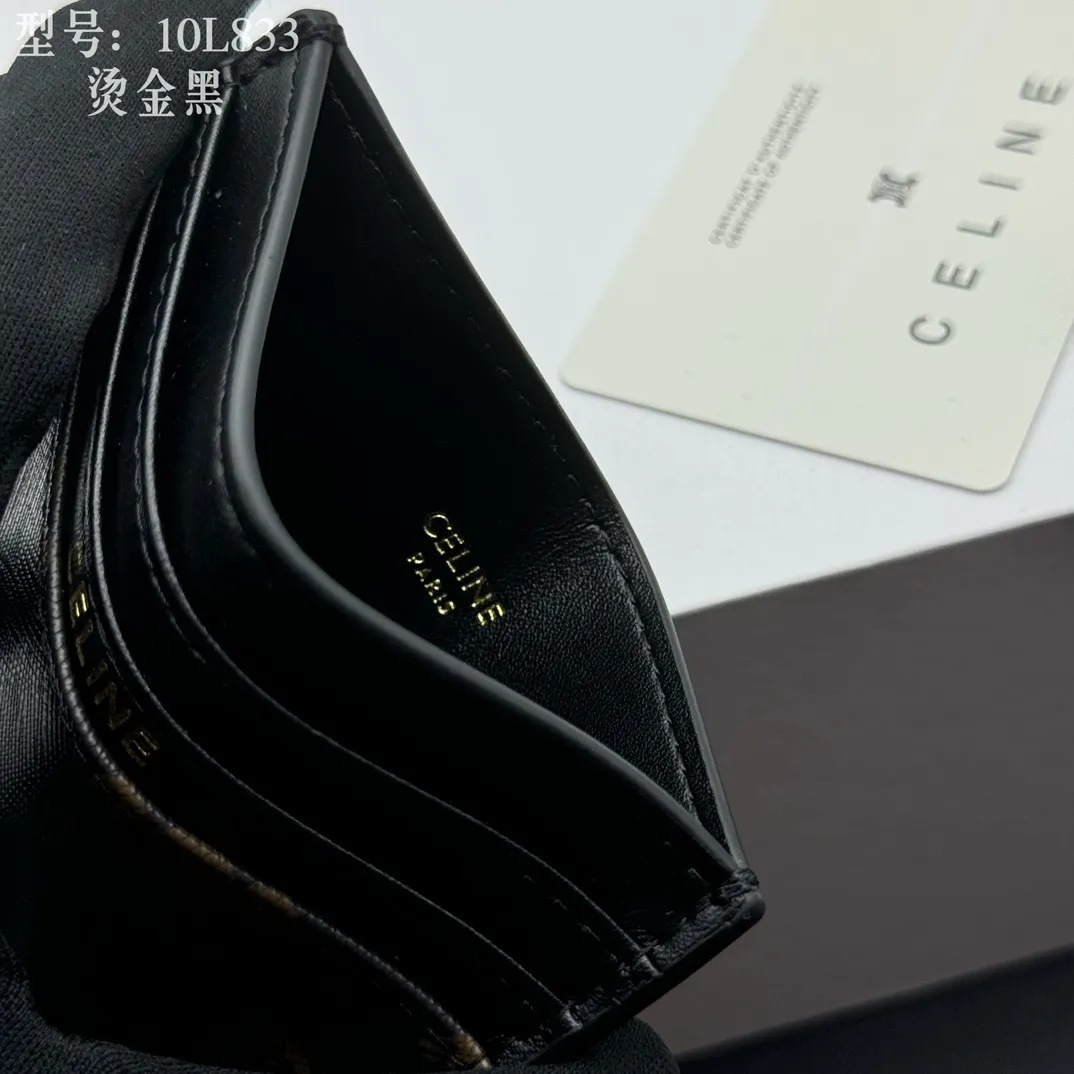 💰90 💎Top quality high version calf leather 💌 𝗖𝗘𝗟𝗜𝗡𝗘 | 𝗧𝗥𝗜𝗢𝗠𝗣𝗛𝗘 Arc de Triomphe small card holder 〰️ Celine's new embossed logo card holder, made of first-layer cowhide, two card slots + one middle pocket. Style number: 10L833 Size: 10.5×7cm