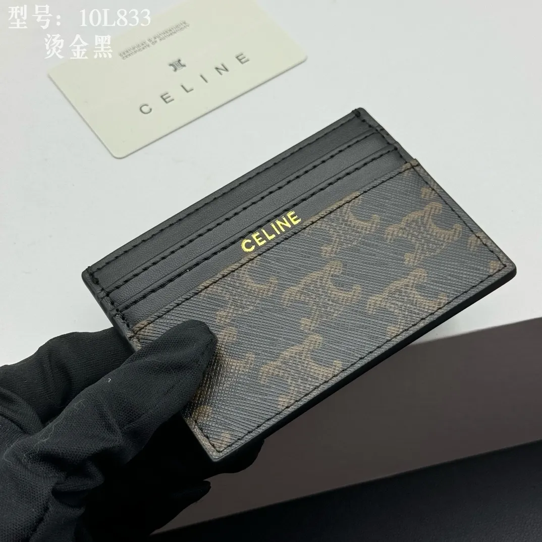 💰90 💎Top quality high version calf leather 💌 𝗖𝗘𝗟𝗜𝗡𝗘 | 𝗧𝗥𝗜𝗢𝗠𝗣𝗛𝗘 Arc de Triomphe small card holder 〰️ Celine's new embossed logo card holder, made of first-layer cowhide, two card slots + one middle pocket. Style number: 10L833 Size: 10.5×7cm