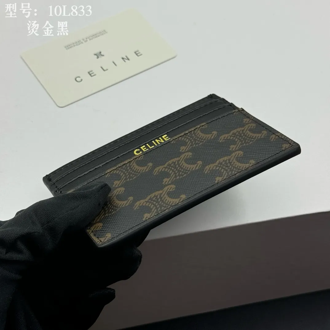 💰90 💎Top quality high version calf leather 💌 𝗖𝗘𝗟𝗜𝗡𝗘 | 𝗧𝗥𝗜𝗢𝗠𝗣𝗛𝗘 Arc de Triomphe small card holder 〰️ Celine's new embossed logo card holder, made of first-layer cowhide, two card slots + one middle pocket. Style number: 10L833 Size: 10.5×7cm