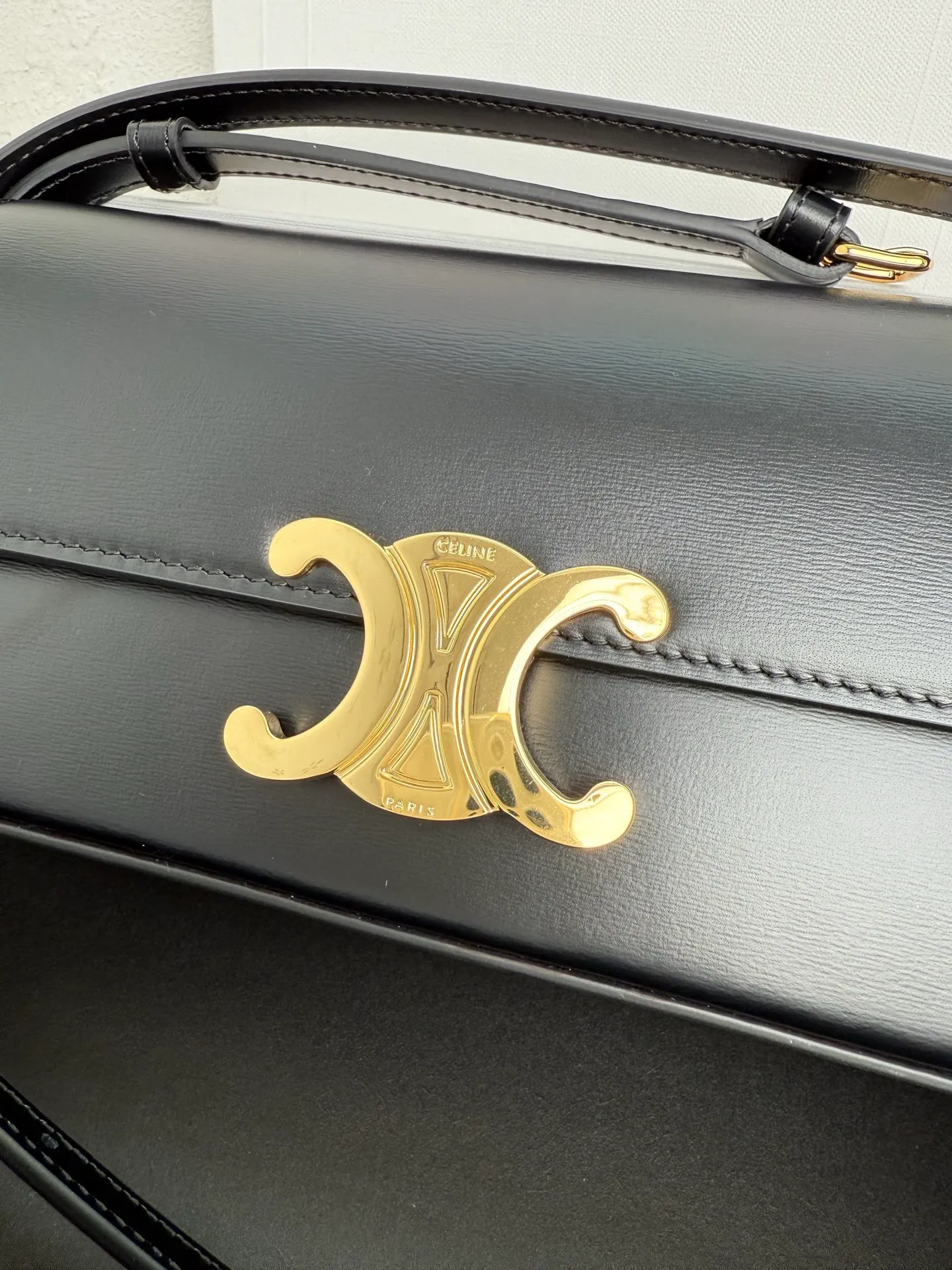 p1400 New TRIOMPHE classic shiny cow leather shoulder bag cow leather sheepskin lining TRIOMPHE metal lock buckle one inner flat pocket adjustable shoulder strap minimum length 21 cm maximum length 25 cm (the biggest difference between this model and the classic model 194142 is the design of the bottom. This model has a wider bottom and is triangular in shape, doubling the capacity) Model: 120553 Size: 24*8*11.5