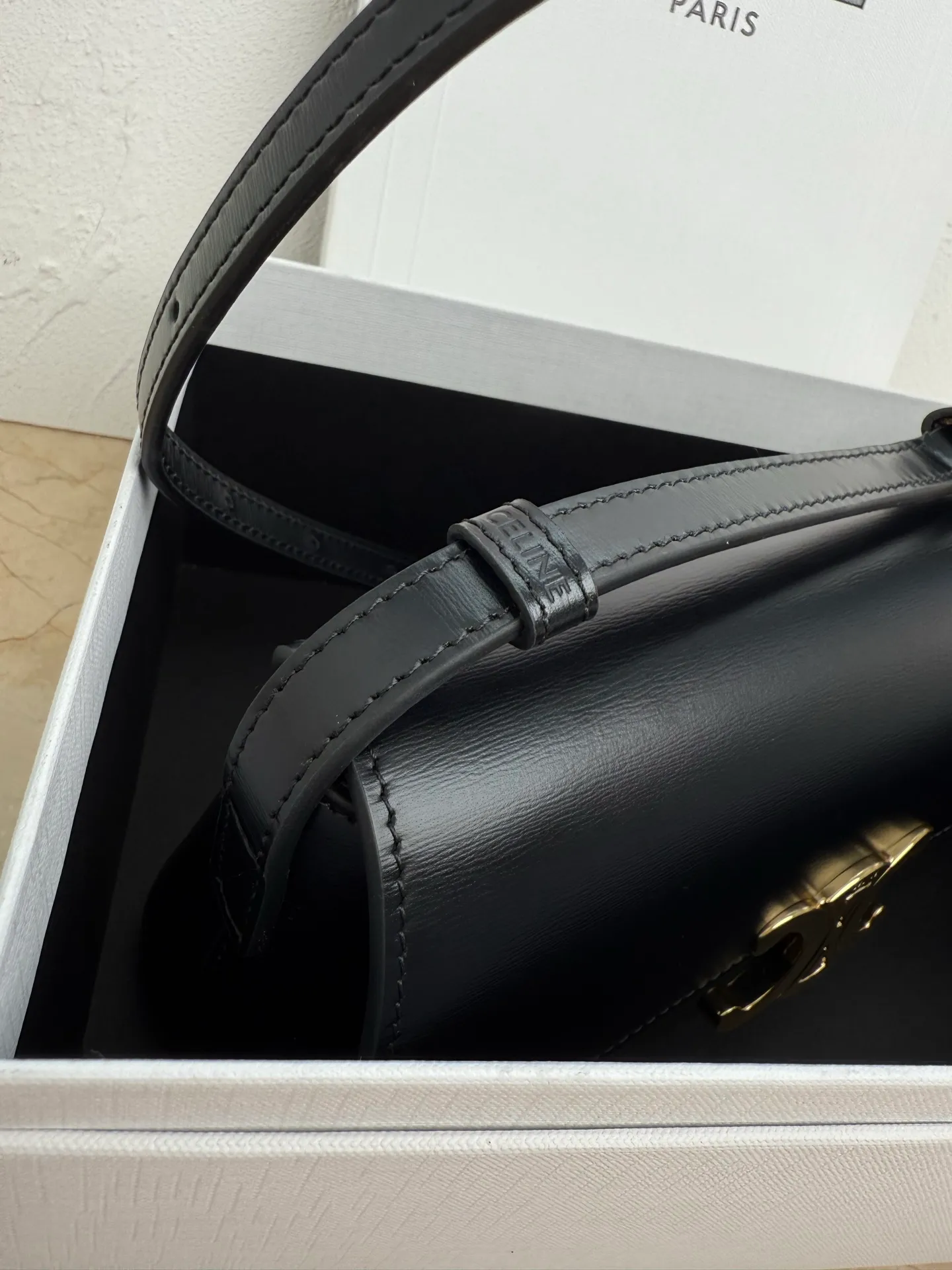 p1400 New TRIOMPHE classic shiny cow leather shoulder bag cow leather sheepskin lining TRIOMPHE metal lock buckle one inner flat pocket adjustable shoulder strap minimum length 21 cm maximum length 25 cm (the biggest difference between this model and the classic model 194142 is the design of the bottom. This model has a wider bottom and is triangular in shape, doubling the capacity) Model: 120553 Size: 24*8*11.5