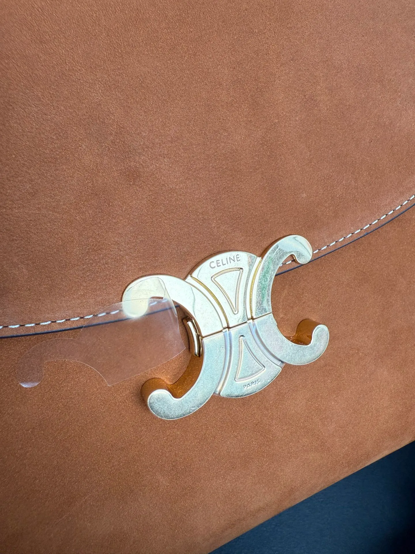 p1760 New product launched 🅰️🅰️CE Arc de Triomphe kelly handbag 👜 New Arc de Triomphe storage bag full of high-end feel! The simple and exquisite silhouette presents a capable style and pure aesthetics. Whether it is calm black, low-key brown or soft pink, it all exudes an unparalleled sense of luxury❤️ The lines of kelly's classic shape are simple and elegant, without unnecessary decoration, showing the aesthetic charm🫶🏻 Style number: 188836 Color: earthy yellow Size: 25.5x18.5x10