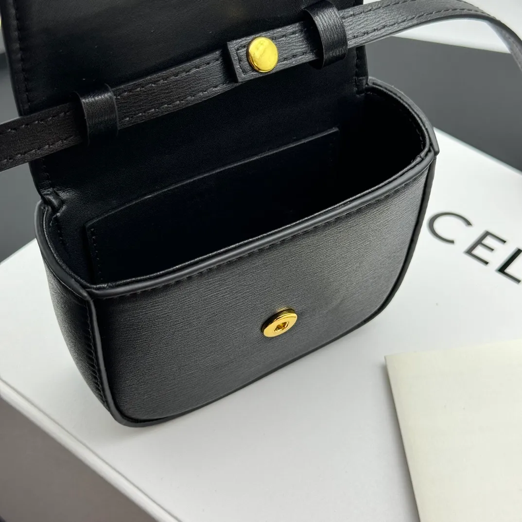 💰230 💎Upgraded original version💖 Comes with gift box 𝗖𝗘𝗟𝗜𝗡𝗘 | 𝗧𝗥𝗜𝗢𝗠𝗣𝗛𝗘 𝗠𝗜𝗡𝗜 Arc de Triomphe Mini Crossbody Bag〰️ Black# (Calfskin) Arc de Triomphe and minimalist inspiration collide. Beautiful to the core. The shape of the bag is simply the golden ratio. Small and delicate. The more you look at it, the better it looks. It gives people a French gentle style🍃. Carrying it on the body is like an exquisite work of art. Made of genuine Italian leather. The texture of the leather is perfect. 𝑠　𝑧𝑒: 𝟭𝟭*𝟴*𝟰𝒄𝒎 Model: 101513/10I513