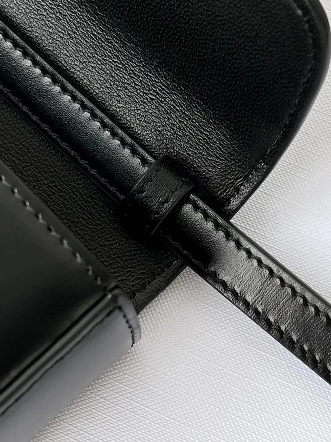 💰230 💎Upgraded original version💖 Comes with gift box 𝗖𝗘𝗟𝗜𝗡𝗘 | 𝗧𝗥𝗜𝗢𝗠𝗣𝗛𝗘 𝗠𝗜𝗡𝗜 Arc de Triomphe Mini Crossbody Bag〰️ Black# (Calfskin) Arc de Triomphe and minimalist inspiration collide. Beautiful to the core. The shape of the bag is simply the golden ratio. Small and delicate. The more you look at it, the better it looks. It gives people a French gentle style🍃. Carrying it on the body is like an exquisite work of art. Made of genuine Italian leather. The texture of the leather is perfect. 𝑠　𝑧𝑒: 𝟭𝟭*𝟴*𝟰𝒄𝒎 Model: 101513/10I513