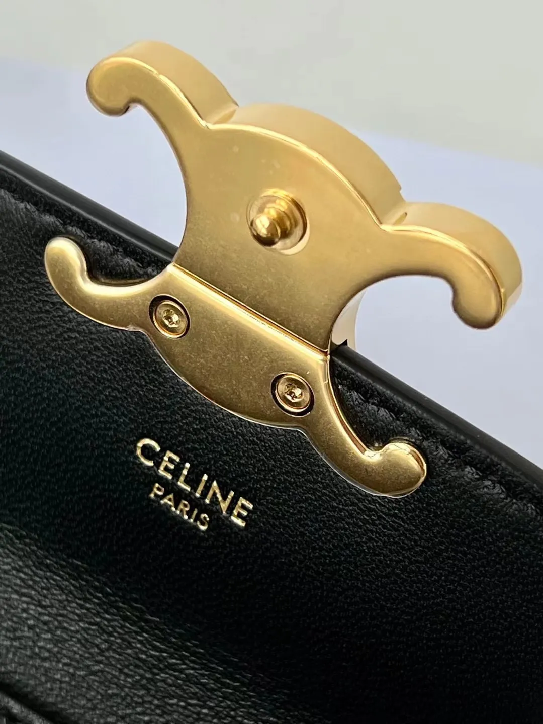 💰230 💎Upgraded original version💖 Comes with gift box 𝗖𝗘𝗟𝗜𝗡𝗘 | 𝗧𝗥𝗜𝗢𝗠𝗣𝗛𝗘 𝗠𝗜𝗡𝗜 Arc de Triomphe Mini Crossbody Bag〰️ Black# (Calfskin) Arc de Triomphe and minimalist inspiration collide. Beautiful to the core. The shape of the bag is simply the golden ratio. Small and delicate. The more you look at it, the better it looks. It gives people a French gentle style🍃. Carrying it on the body is like an exquisite work of art. Made of genuine Italian leather. The texture of the leather is perfect. 𝑠　𝑧𝑒: 𝟭𝟭*𝟴*𝟰𝒄𝒎 Model: 101513/10I513