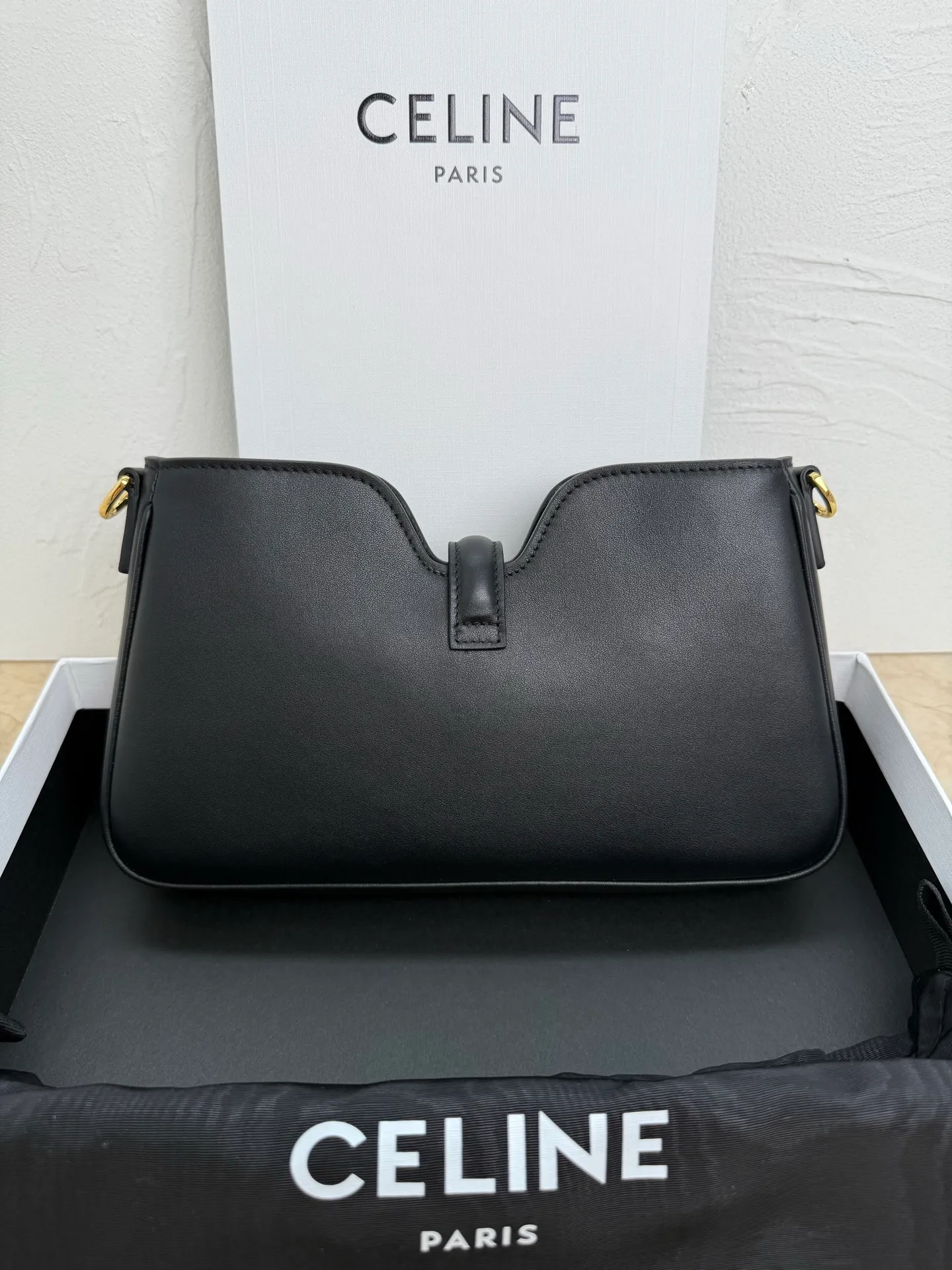 p1560 new product is online 🅰️🅰️ CE CAMILLE 👜 Recently, Ce’s new Camille underarm bag has been a hit! This bag is simply the perfect combination of fashion and elegance, and you will fall in love with it at first sight! 🤎 Brown is gentle and retro, like a cup of hot cocoa on weekdays, warm and healing, adding a touch of bright color to your outfit! 🍂 💼 The leather is delicate and textured, making you love it when you touch it, and the details highlight Celine’s exquisite craftsmanship! Style number: 122073 Color: Brown Size: 26x3.5x15cm