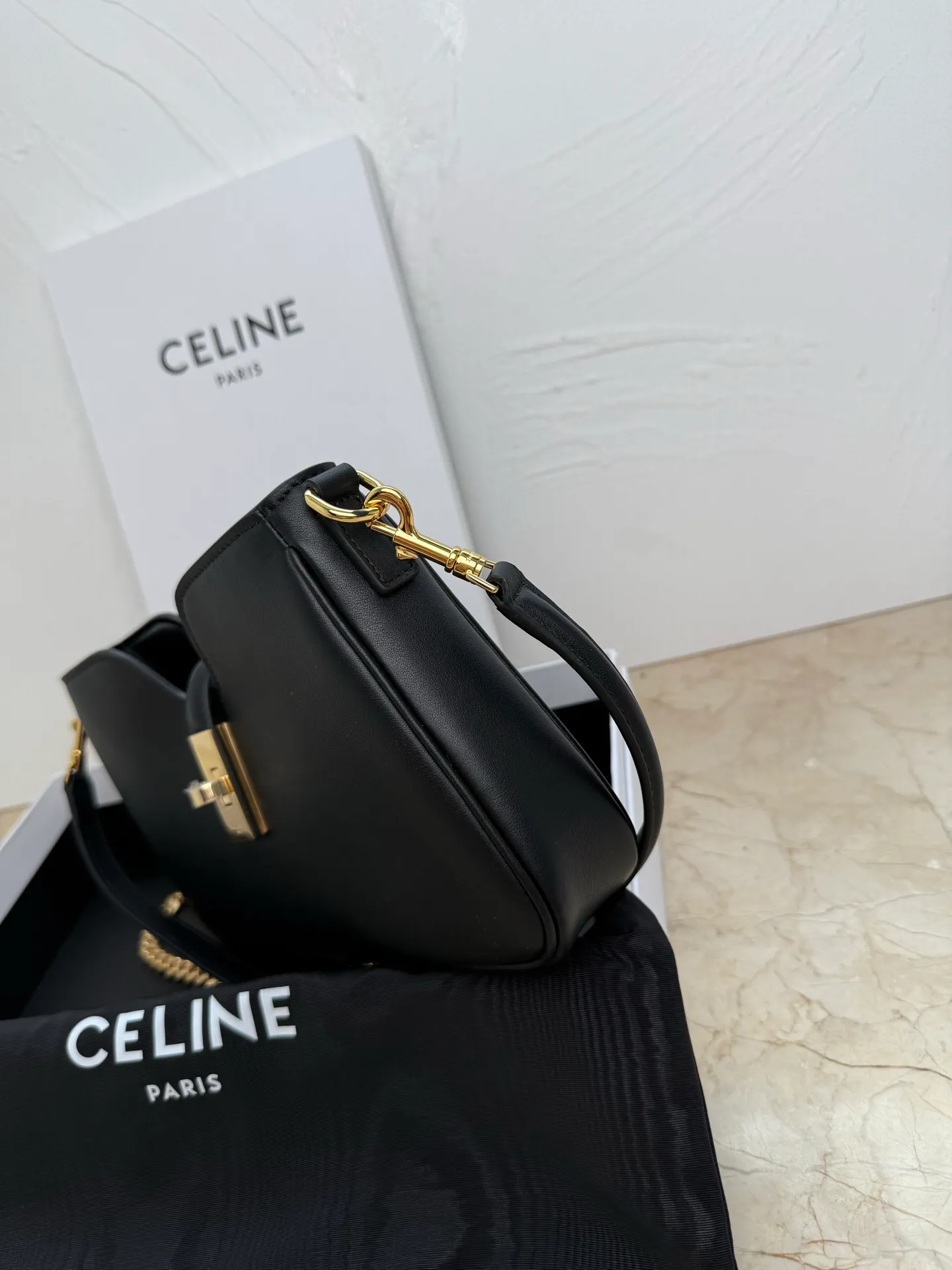 p1560 new product is online 🅰️🅰️ CE CAMILLE 👜 Recently, Ce’s new Camille underarm bag has been a hit! This bag is simply the perfect combination of fashion and elegance, and you will fall in love with it at first sight! 🤎 Brown is gentle and retro, like a cup of hot cocoa on weekdays, warm and healing, adding a touch of bright color to your outfit! 🍂 💼 The leather is delicate and textured, making you love it when you touch it, and the details highlight Celine’s exquisite craftsmanship! Style number: 122073 Color: Brown Size: 26x3.5x15cm