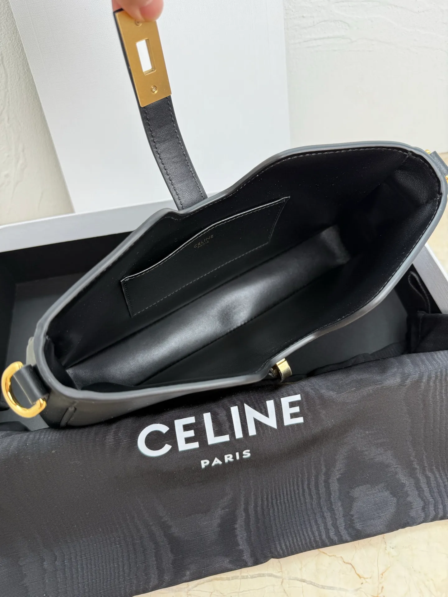 p1560 new product is online 🅰️🅰️ CE CAMILLE 👜 Recently, Ce’s new Camille underarm bag has been a hit! This bag is simply the perfect combination of fashion and elegance, and you will fall in love with it at first sight! 🤎 Brown is gentle and retro, like a cup of hot cocoa on weekdays, warm and healing, adding a touch of bright color to your outfit! 🍂 💼 The leather is delicate and textured, making you love it when you touch it, and the details highlight Celine’s exquisite craftsmanship! Style number: 122073 Color: Brown Size: 26x3.5x15cm