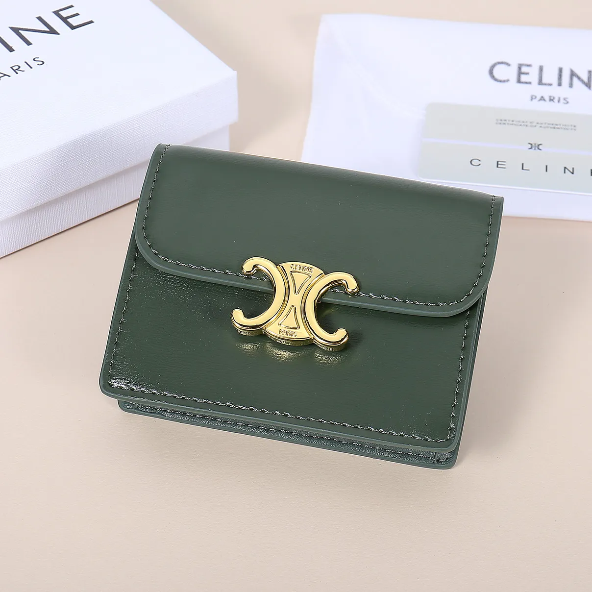 💰130, Celine's new card holder, TRIOMPHE business card holder, large cowhide with plain microfiber interior, gold finish TRIOMPHE metal snap closure, 1 thickened main compartment, 3 inner card slots. No.: 10N063 Size: 10.5x8.5x3 cm