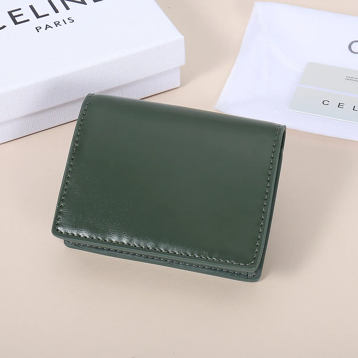 💰130, Celine's new card holder, TRIOMPHE business card holder, large cowhide with plain microfiber interior, gold finish TRIOMPHE metal snap closure, 1 thickened main compartment, 3 inner card slots. No.: 10N063 Size: 10.5x8.5x3 cm