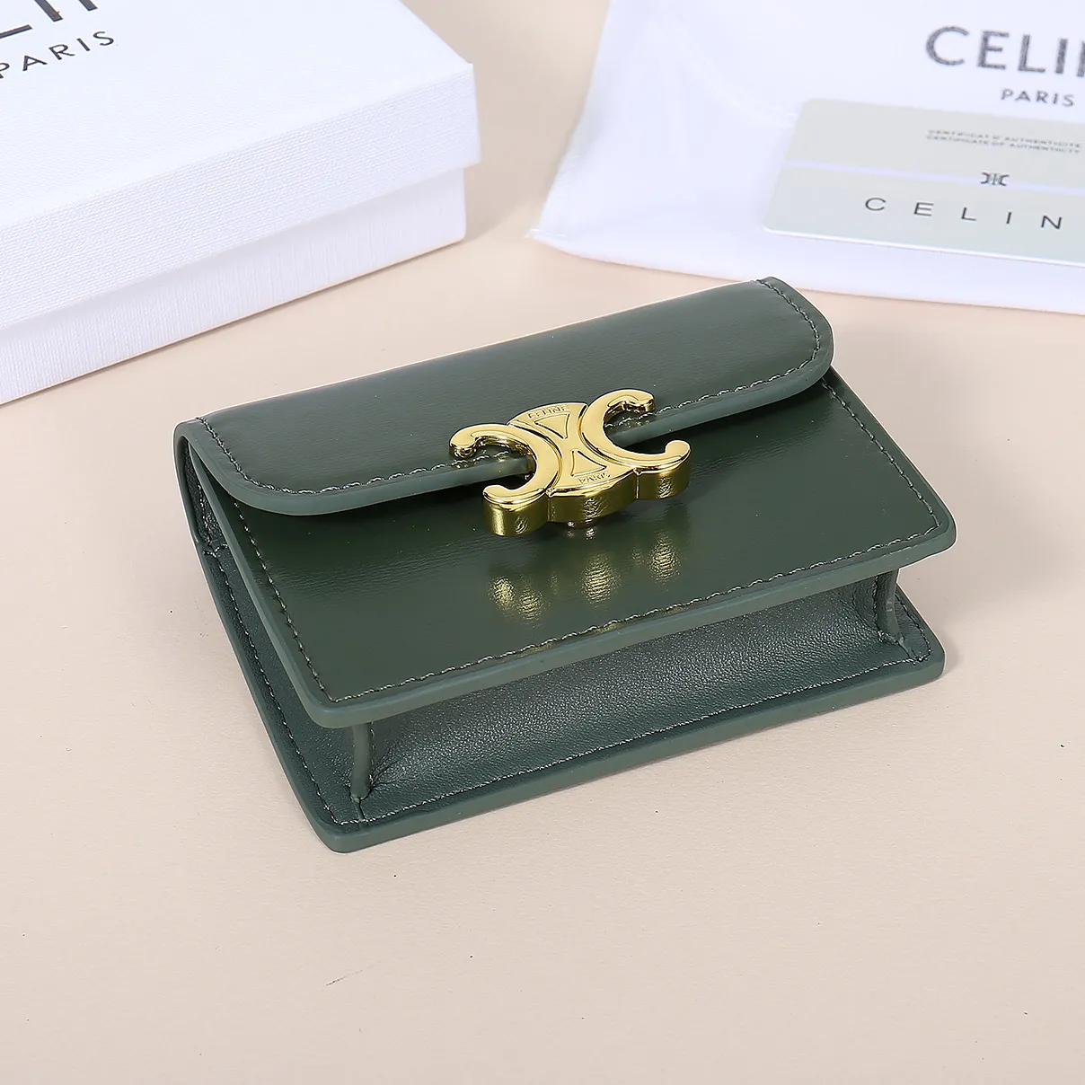 💰130, Celine's new card holder, TRIOMPHE business card holder, large cowhide with plain microfiber interior, gold finish TRIOMPHE metal snap closure, 1 thickened main compartment, 3 inner card slots. No.: 10N063 Size: 10.5x8.5x3 cm