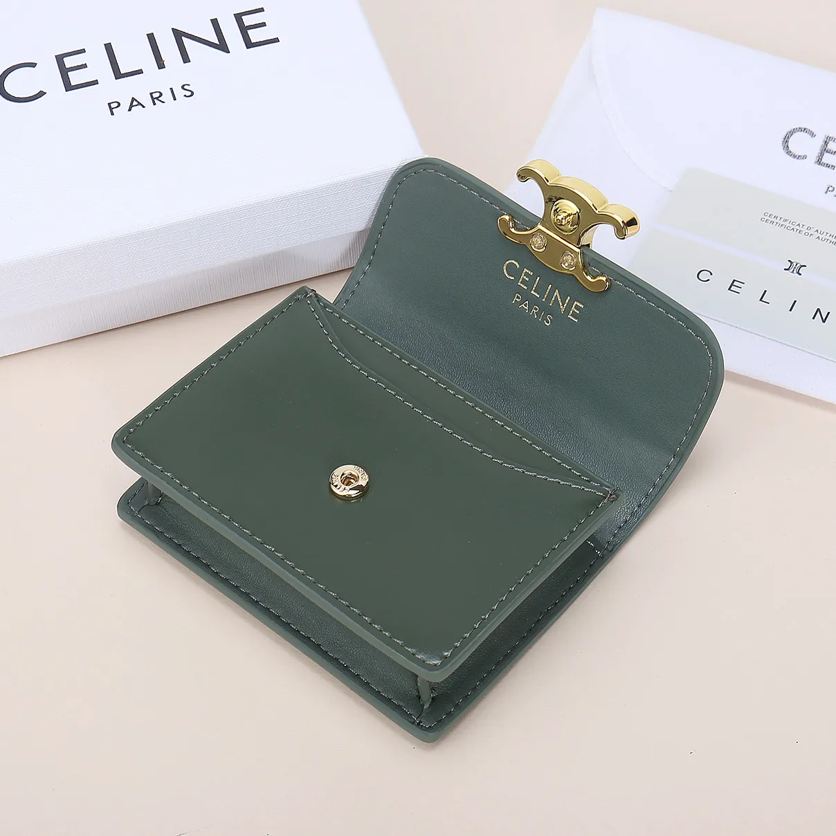 💰130, Celine's new card holder, TRIOMPHE business card holder, large cowhide with plain microfiber interior, gold finish TRIOMPHE metal snap closure, 1 thickened main compartment, 3 inner card slots. No.: 10N063 Size: 10.5x8.5x3 cm