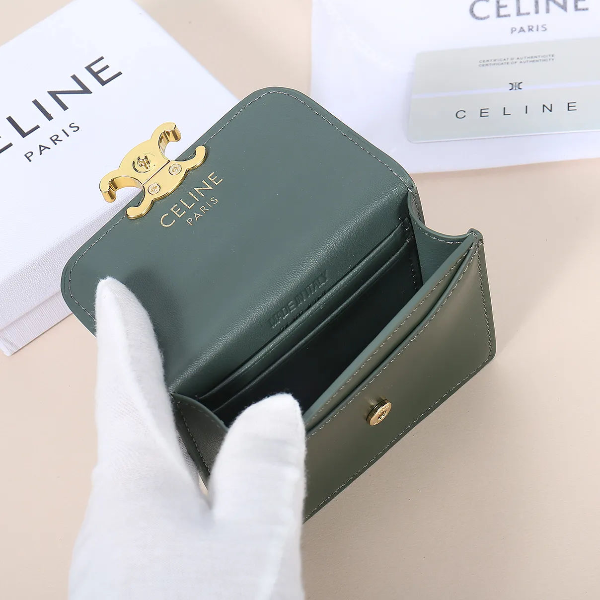 💰130, Celine's new card holder, TRIOMPHE business card holder, large cowhide with plain microfiber interior, gold finish TRIOMPHE metal snap closure, 1 thickened main compartment, 3 inner card slots. No.: 10N063 Size: 10.5x8.5x3 cm