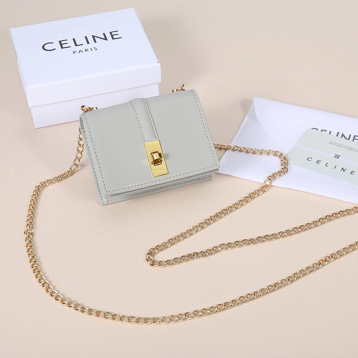 💰170, Celine's latest chain card holder, TRIOMPHE flip chain card holder, can be worn cross-body, classic cowhide with plain microfiber interior, rotating lock closure, 1 thickened main compartment, 2 inner card slots. No.: 10M472 Size: 10.5x8.5x3 cm
