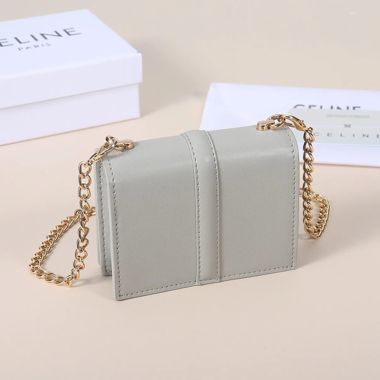 💰170, Celine's latest chain card holder, TRIOMPHE flip chain card holder, can be worn cross-body, classic cowhide with plain microfiber interior, rotating lock closure, 1 thickened main compartment, 2 inner card slots. No.: 10M472 Size: 10.5x8.5x3 cm