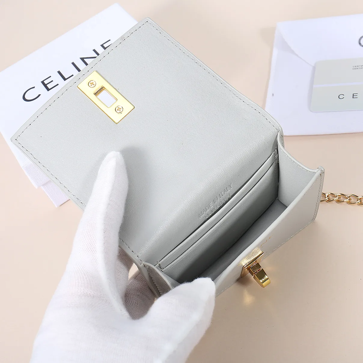 💰170, Celine's latest chain card holder, TRIOMPHE flip chain card holder, can be worn cross-body, classic cowhide with plain microfiber interior, rotating lock closure, 1 thickened main compartment, 2 inner card slots. No.: 10M472 Size: 10.5x8.5x3 cm