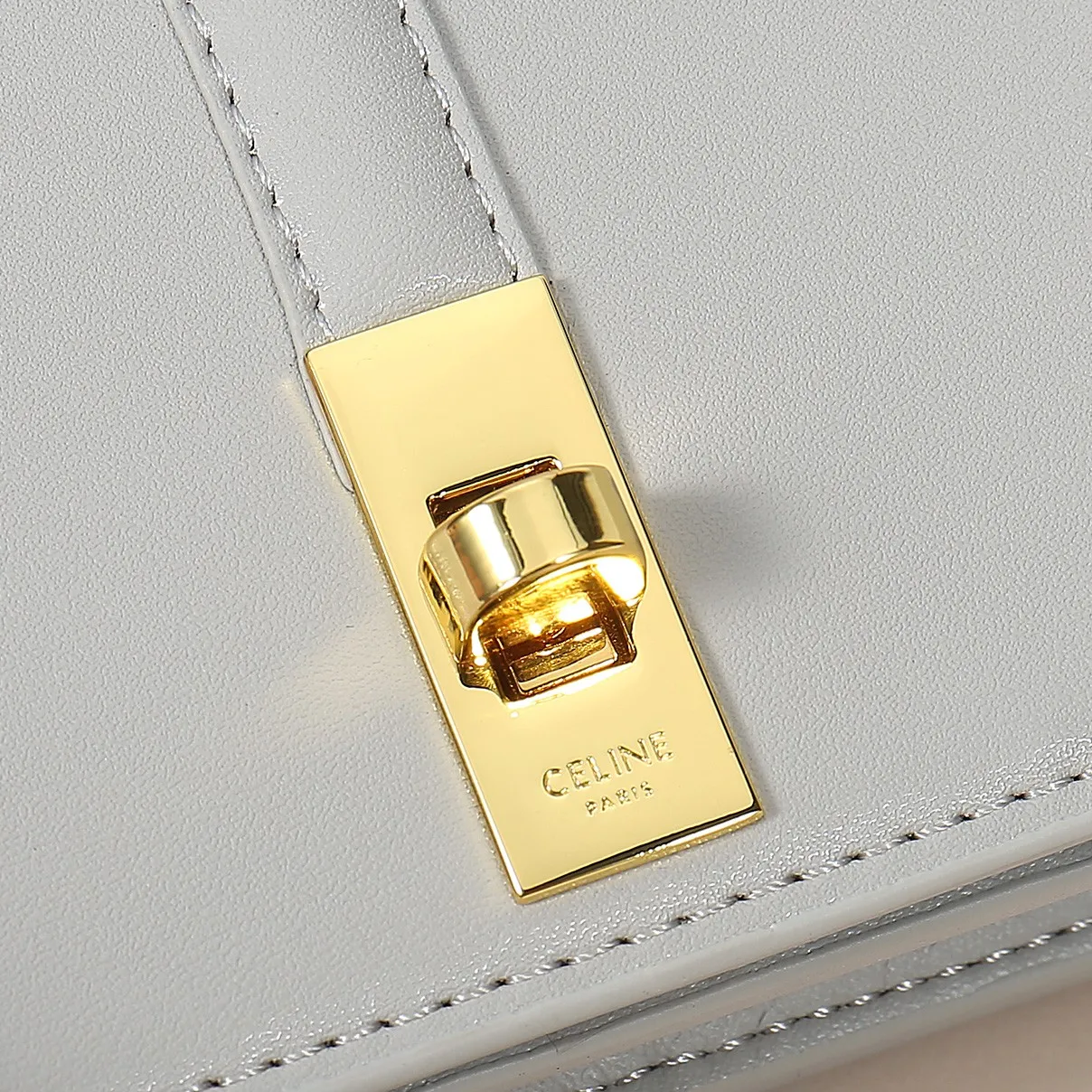 💰170, Celine's latest chain card holder, TRIOMPHE flip chain card holder, can be worn cross-body, classic cowhide with plain microfiber interior, rotating lock closure, 1 thickened main compartment, 2 inner card slots. No.: 10M472 Size: 10.5x8.5x3 cm