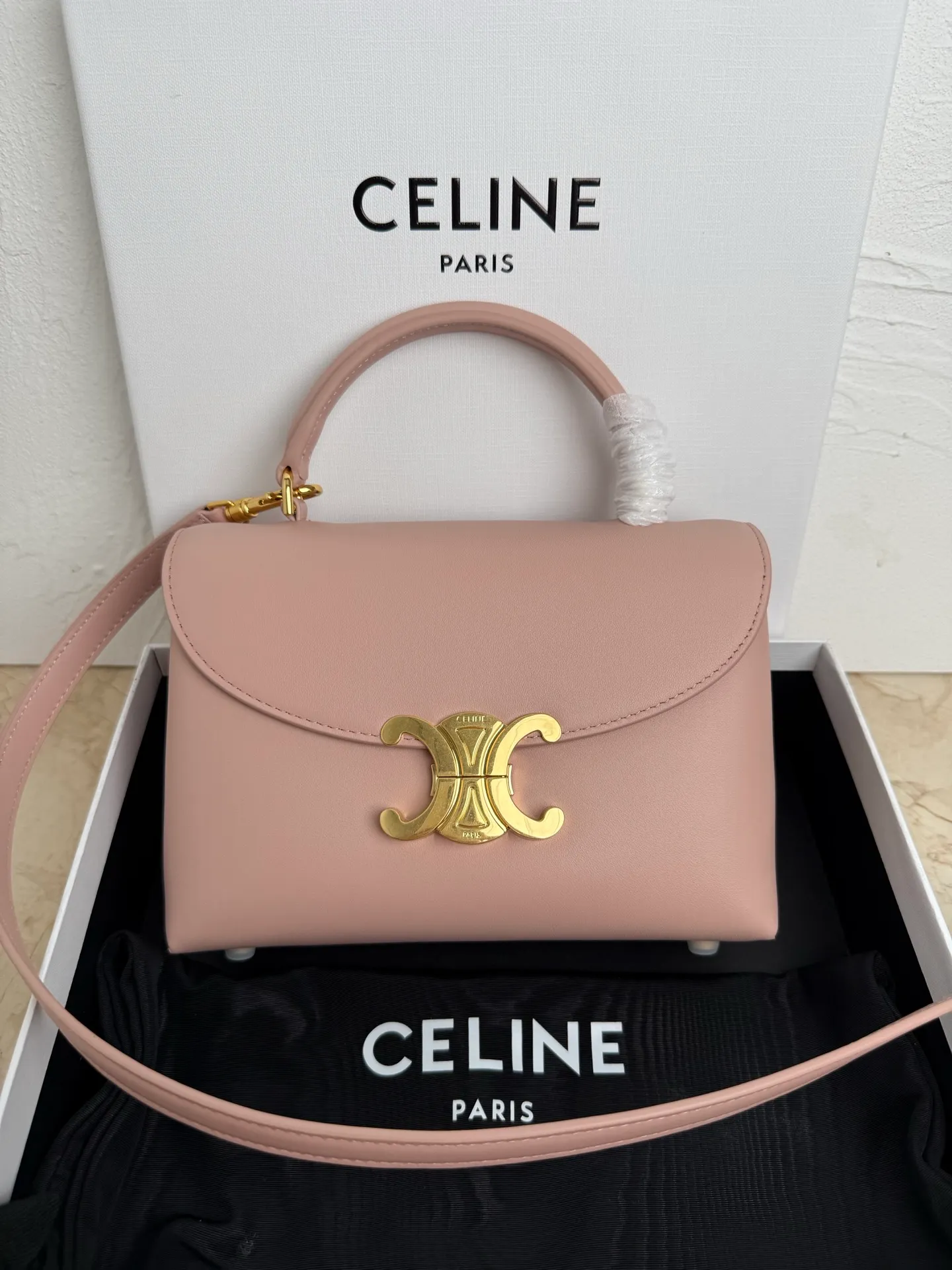 p1500 New product launched 🅰️🅰️CE Arc de Triomphe kelly handbag 👜 New Arc de Triomphe storage bag full of high-end feel! Simple and exquisite outline, whether it is calm black, low-key brown, classic presbyopia color scheme, etc... all exude an unparalleled sense of luxury ❤️ The lines of kelly's classic shape are simple and elegant, without unnecessary decoration, showing the aesthetic charm🫶🏻 Style number: 118113 Size: 20.5x13x8 (with original packaging)