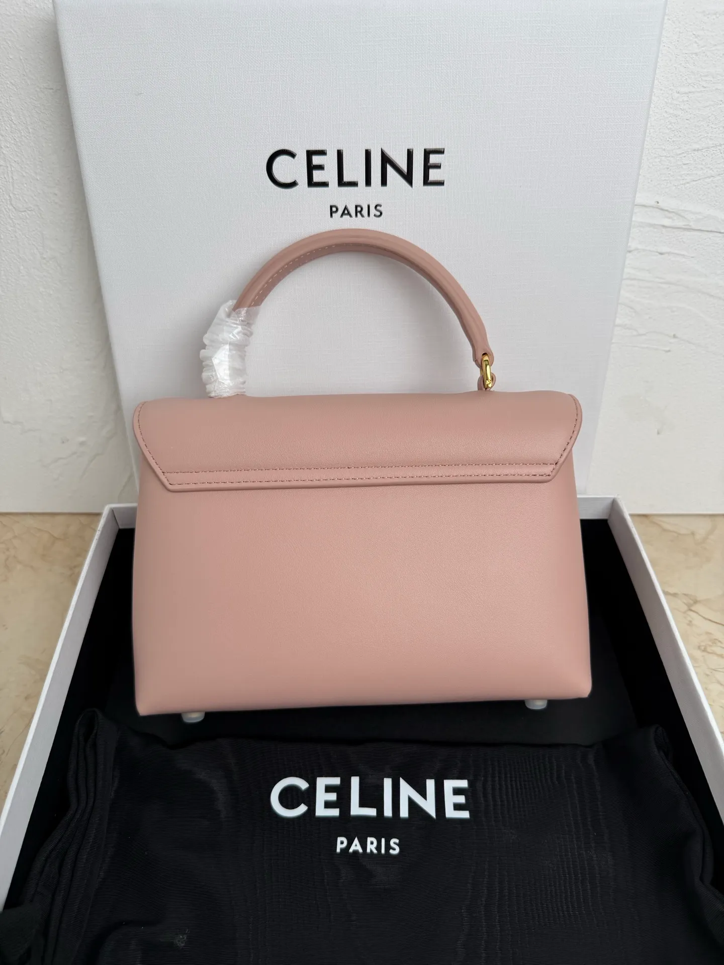 p1500 New product launched 🅰️🅰️CE Arc de Triomphe kelly handbag 👜 New Arc de Triomphe storage bag full of high-end feel! Simple and exquisite outline, whether it is calm black, low-key brown, classic presbyopia color scheme, etc... all exude an unparalleled sense of luxury ❤️ The lines of kelly's classic shape are simple and elegant, without unnecessary decoration, showing the aesthetic charm🫶🏻 Style number: 118113 Size: 20.5x13x8 (with original packaging)