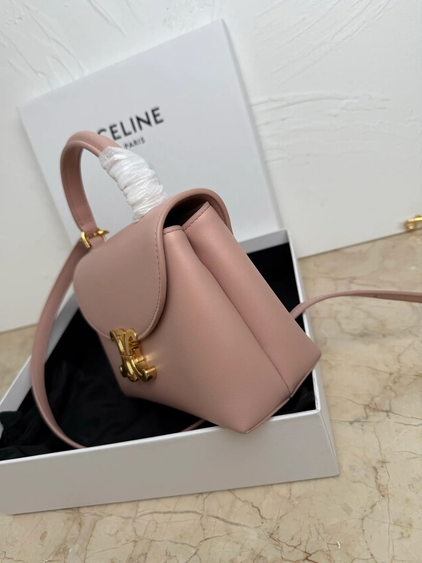 p1500 New product launched 🅰️🅰️CE Arc de Triomphe kelly handbag 👜 New Arc de Triomphe storage bag full of high-end feel! Simple and exquisite outline, whether it is calm black, low-key brown, classic presbyopia color scheme, etc... all exude an unparalleled sense of luxury ❤️ The lines of kelly's classic shape are simple and elegant, without unnecessary decoration, showing the aesthetic charm🫶🏻 Style number: 118113 Size: 20.5x13x8 (with original packaging)