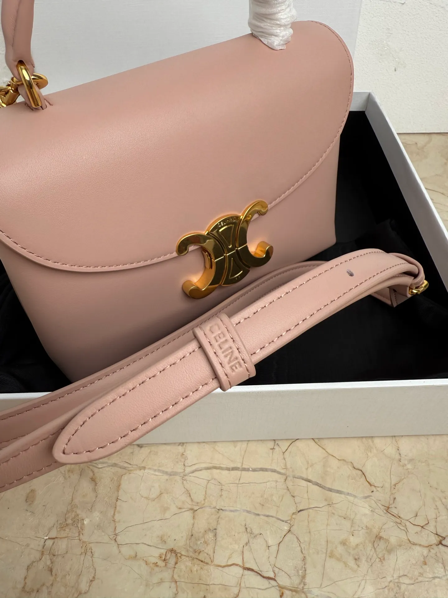 p1500 New product launched 🅰️🅰️CE Arc de Triomphe kelly handbag 👜 New Arc de Triomphe storage bag full of high-end feel! Simple and exquisite outline, whether it is calm black, low-key brown, classic presbyopia color scheme, etc... all exude an unparalleled sense of luxury ❤️ The lines of kelly's classic shape are simple and elegant, without unnecessary decoration, showing the aesthetic charm🫶🏻 Style number: 118113 Size: 20.5x13x8 (with original packaging)