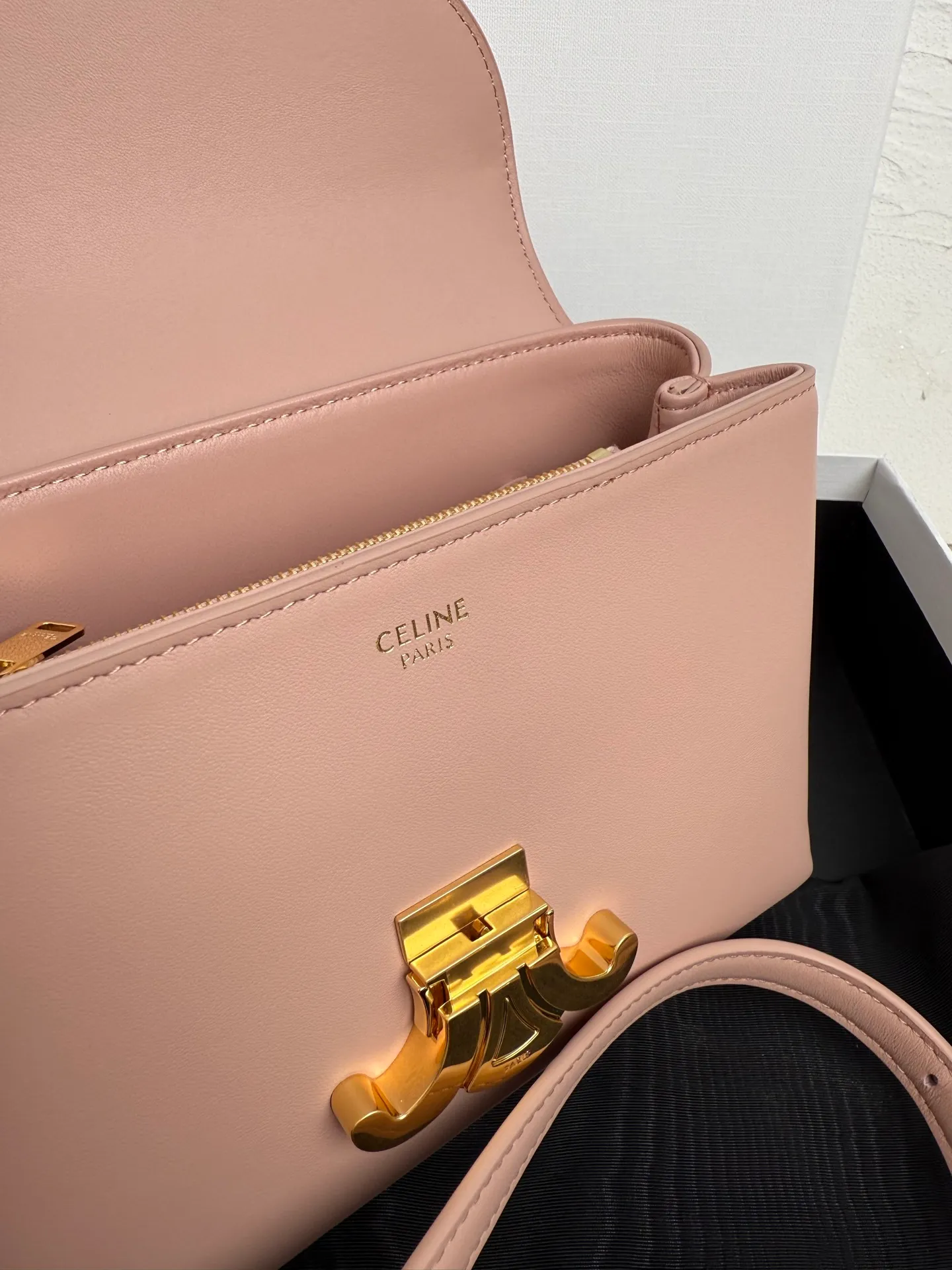 p1500 New product launched 🅰️🅰️CE Arc de Triomphe kelly handbag 👜 New Arc de Triomphe storage bag full of high-end feel! Simple and exquisite outline, whether it is calm black, low-key brown, classic presbyopia color scheme, etc... all exude an unparalleled sense of luxury ❤️ The lines of kelly's classic shape are simple and elegant, without unnecessary decoration, showing the aesthetic charm🫶🏻 Style number: 118113 Size: 20.5x13x8 (with original packaging)