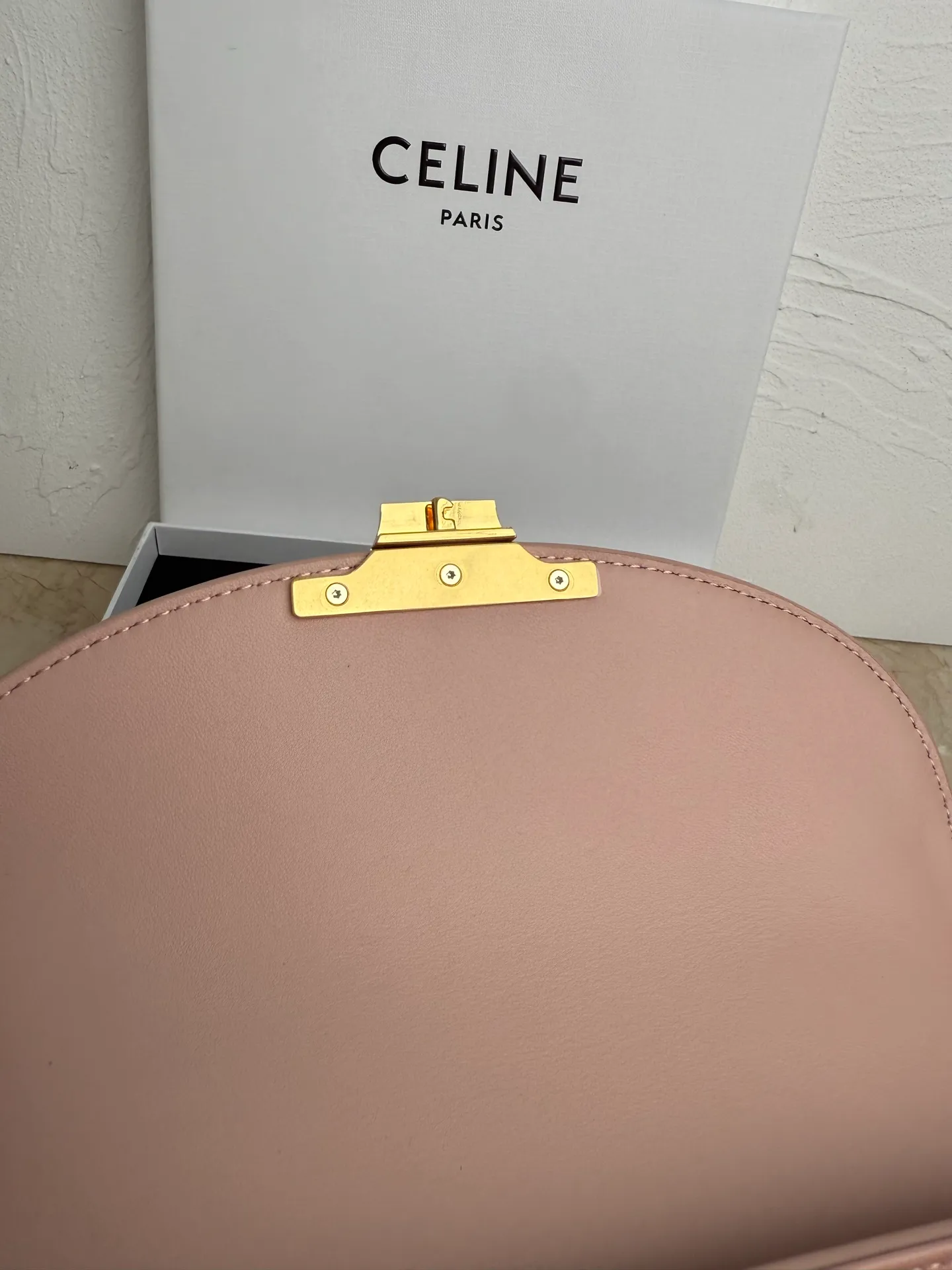 p1500 New product launched 🅰️🅰️CE Arc de Triomphe kelly handbag 👜 New Arc de Triomphe storage bag full of high-end feel! Simple and exquisite outline, whether it is calm black, low-key brown, classic presbyopia color scheme, etc... all exude an unparalleled sense of luxury ❤️ The lines of kelly's classic shape are simple and elegant, without unnecessary decoration, showing the aesthetic charm🫶🏻 Style number: 118113 Size: 20.5x13x8 (with original packaging)