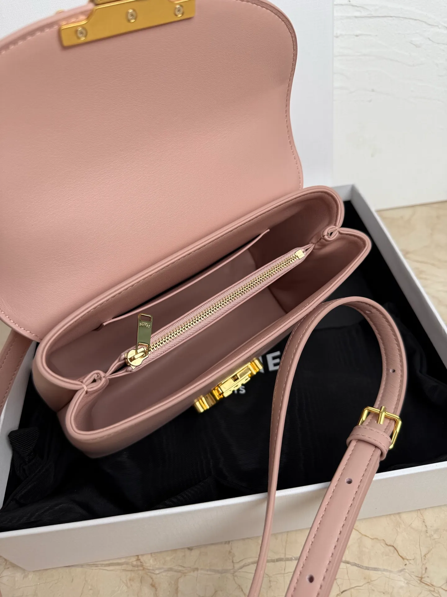 p1500 New product launched 🅰️🅰️CE Arc de Triomphe kelly handbag 👜 New Arc de Triomphe storage bag full of high-end feel! Simple and exquisite outline, whether it is calm black, low-key brown, classic presbyopia color scheme, etc... all exude an unparalleled sense of luxury ❤️ The lines of kelly's classic shape are simple and elegant, without unnecessary decoration, showing the aesthetic charm🫶🏻 Style number: 118113 Size: 20.5x13x8 (with original packaging)