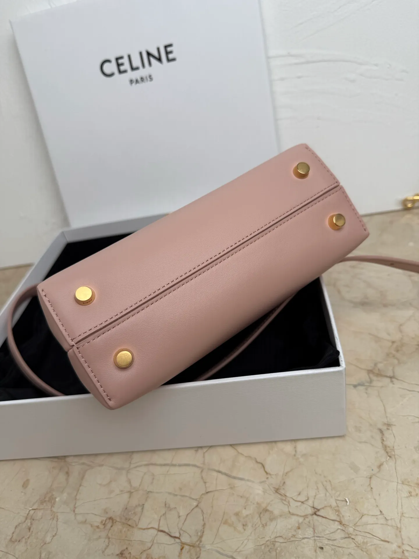 p1500 New product launched 🅰️🅰️CE Arc de Triomphe kelly handbag 👜 New Arc de Triomphe storage bag full of high-end feel! Simple and exquisite outline, whether it is calm black, low-key brown, classic presbyopia color scheme, etc... all exude an unparalleled sense of luxury ❤️ The lines of kelly's classic shape are simple and elegant, without unnecessary decoration, showing the aesthetic charm🫶🏻 Style number: 118113 Size: 20.5x13x8 (with original packaging)