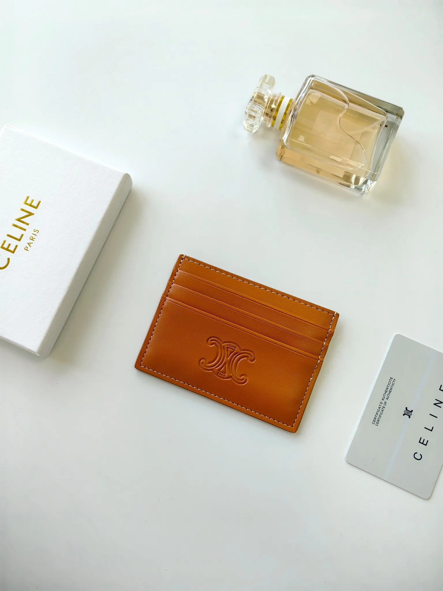 💰100💰CELINE's new embossed logo card holder, made of first-layer cowhide, two card slots + one middle pocket. Style number: 10L833 Size: 10.5×7cm
