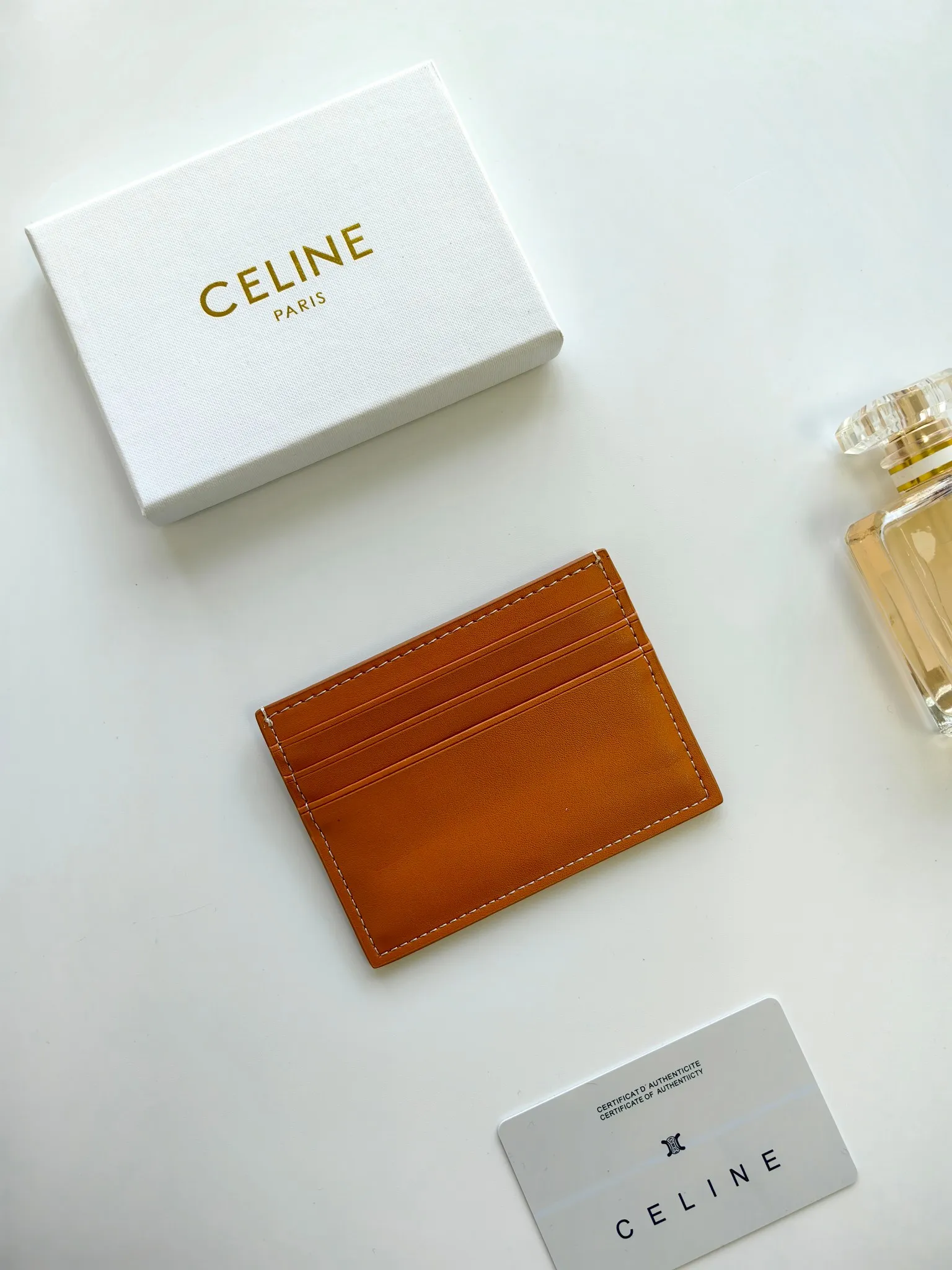 💰100💰CELINE's new embossed logo card holder, made of first-layer cowhide, two card slots + one middle pocket. Style number: 10L833 Size: 10.5×7cm