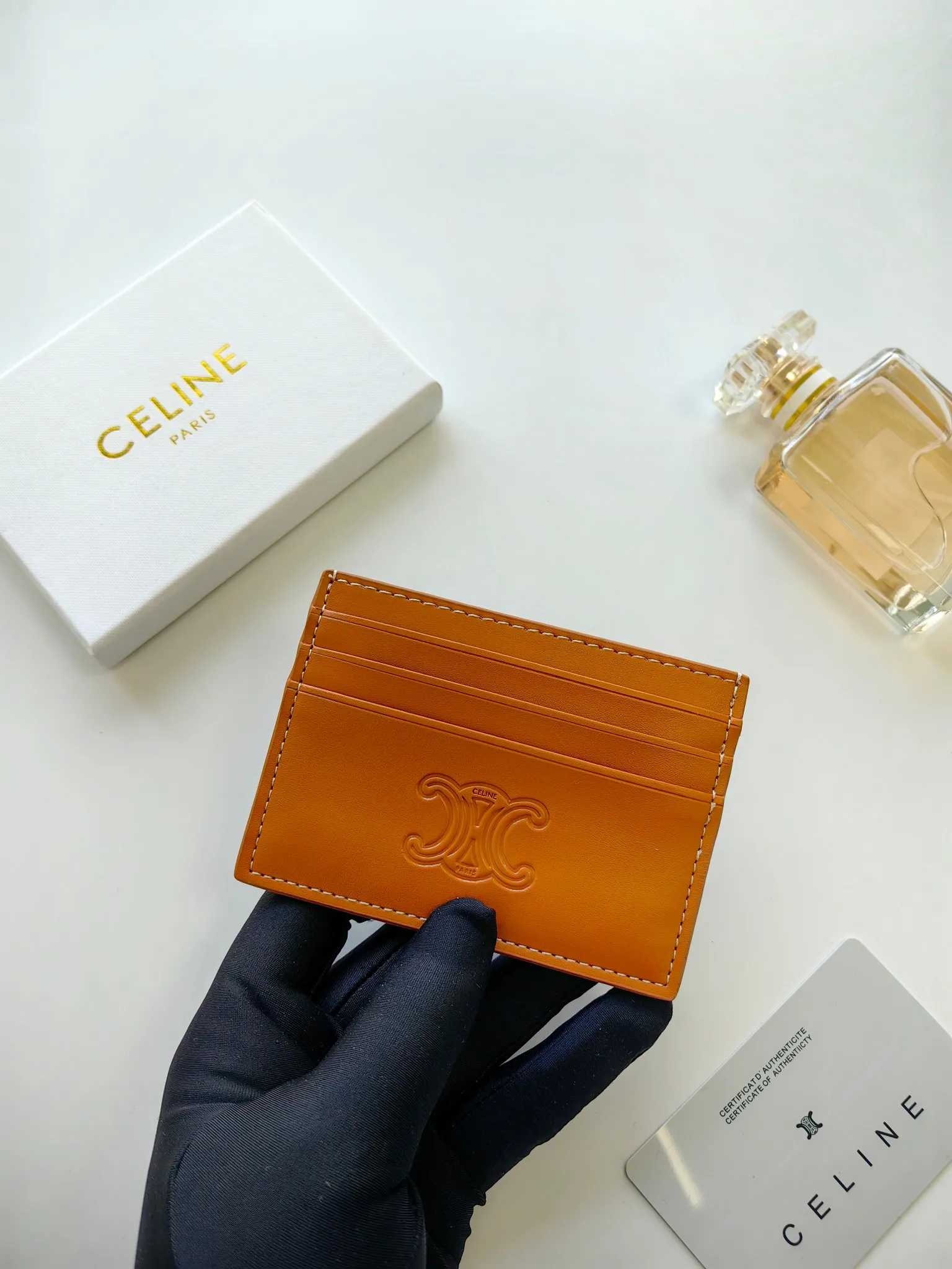 💰100💰CELINE's new embossed logo card holder, made of first-layer cowhide, two card slots + one middle pocket. Style number: 10L833 Size: 10.5×7cm