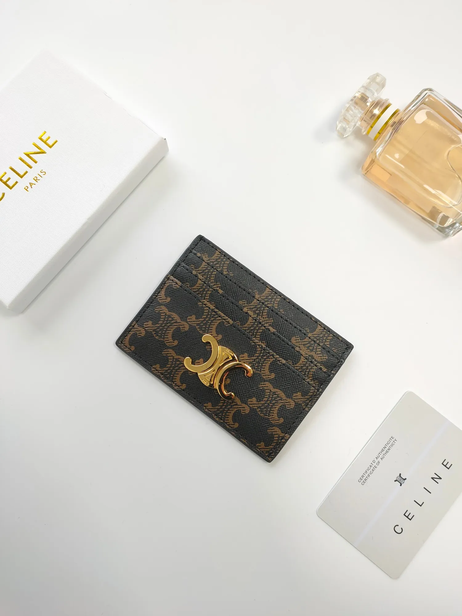 💰100💰CELINE's new embossed logo card holder, made of first-layer cowhide, two card slots + one middle pocket. Style number: 10L833 Size: 10.5×7cm