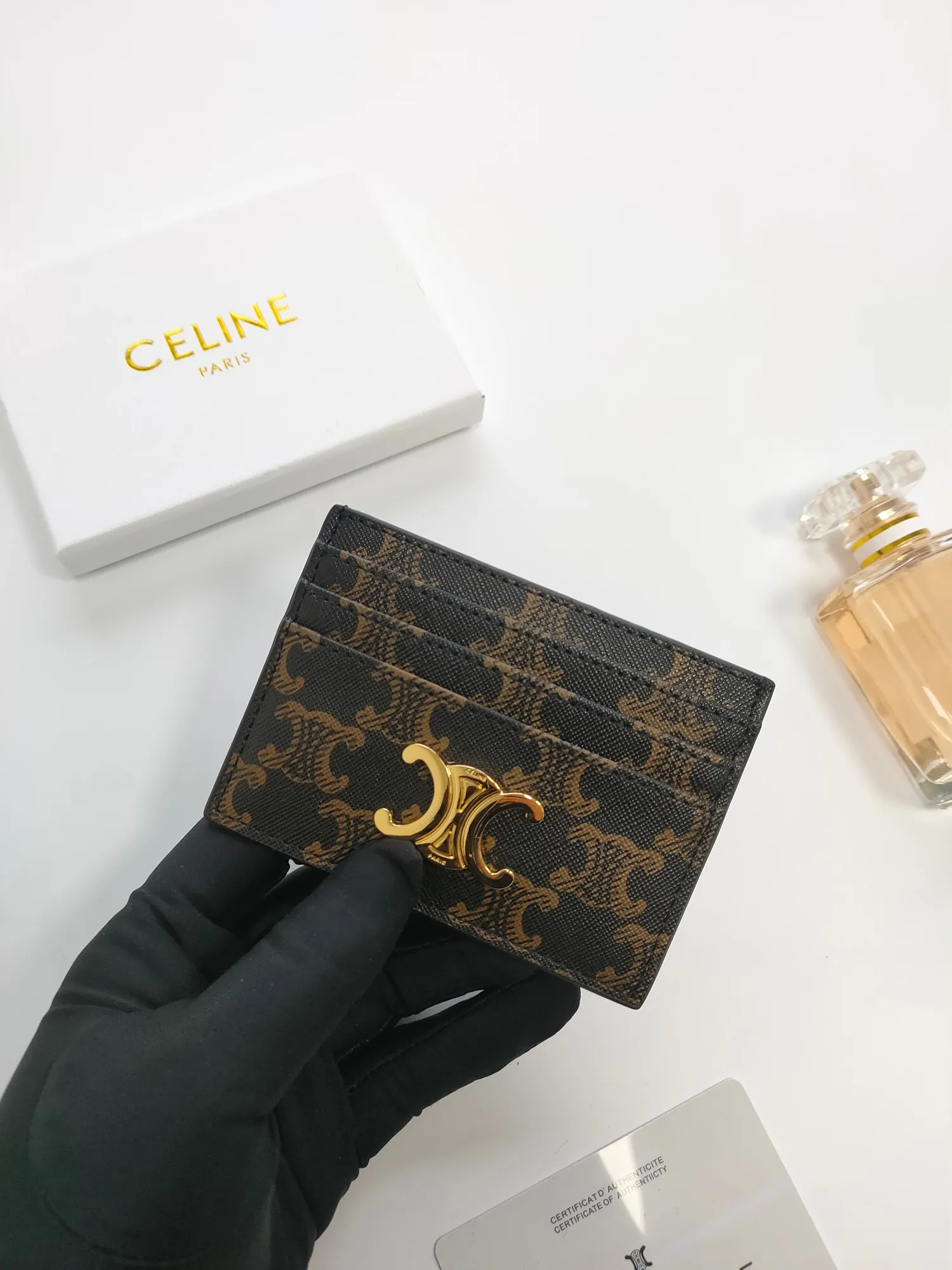 💰100💰CELINE's new embossed logo card holder, made of first-layer cowhide, two card slots + one middle pocket. Style number: 10L833 Size: 10.5×7cm