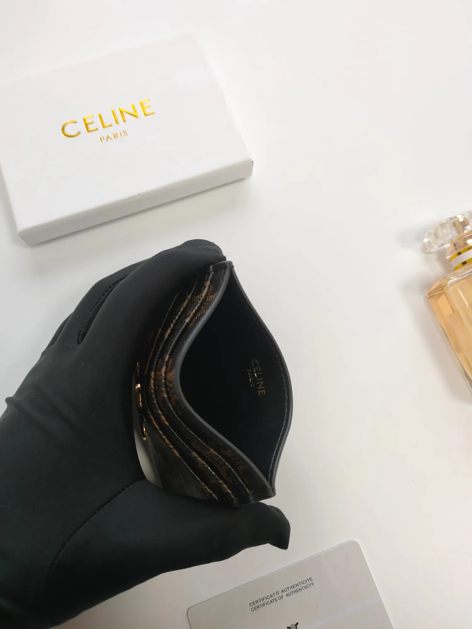 💰100💰CELINE's new embossed logo card holder, made of first-layer cowhide, two card slots + one middle pocket. Style number: 10L833 Size: 10.5×7cm