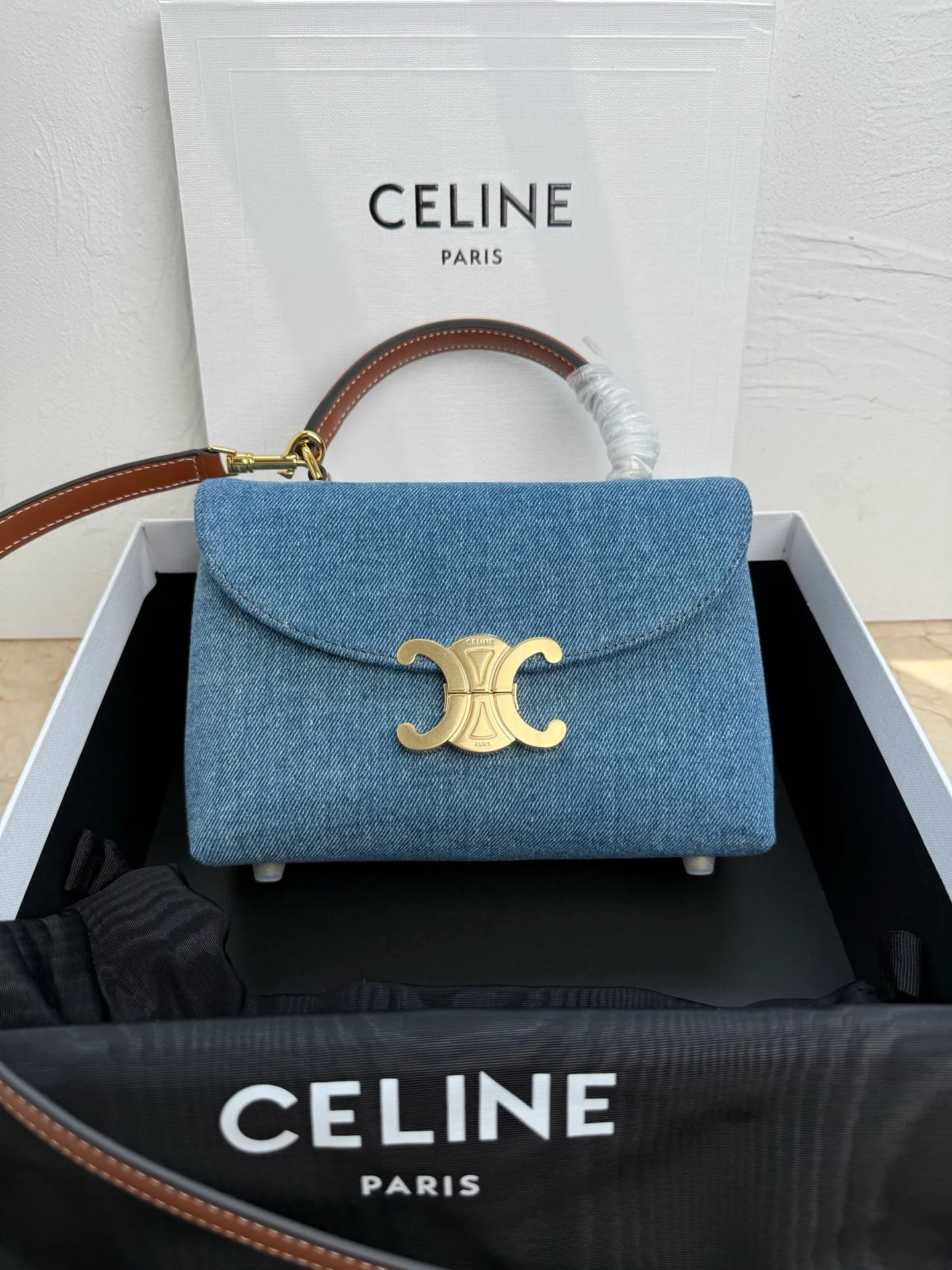 p1320. New product launched 🅰️🅰️CE Arc de Triomphe kelly handbag 👜 The new Arc de Triomphe storage bag is full of high-end feeling! Simple and exquisite outline, whether it is calm black, low-key brown, classic presbyopia color scheme, etc... all exude an unparalleled sense of luxury ❤️ The lines of kelly's classic shape are simple and elegant, without unnecessary decoration, showing the aesthetic charm🫶🏻 Style number: 118113 Size: 20.5x13x8 (with original packaging)