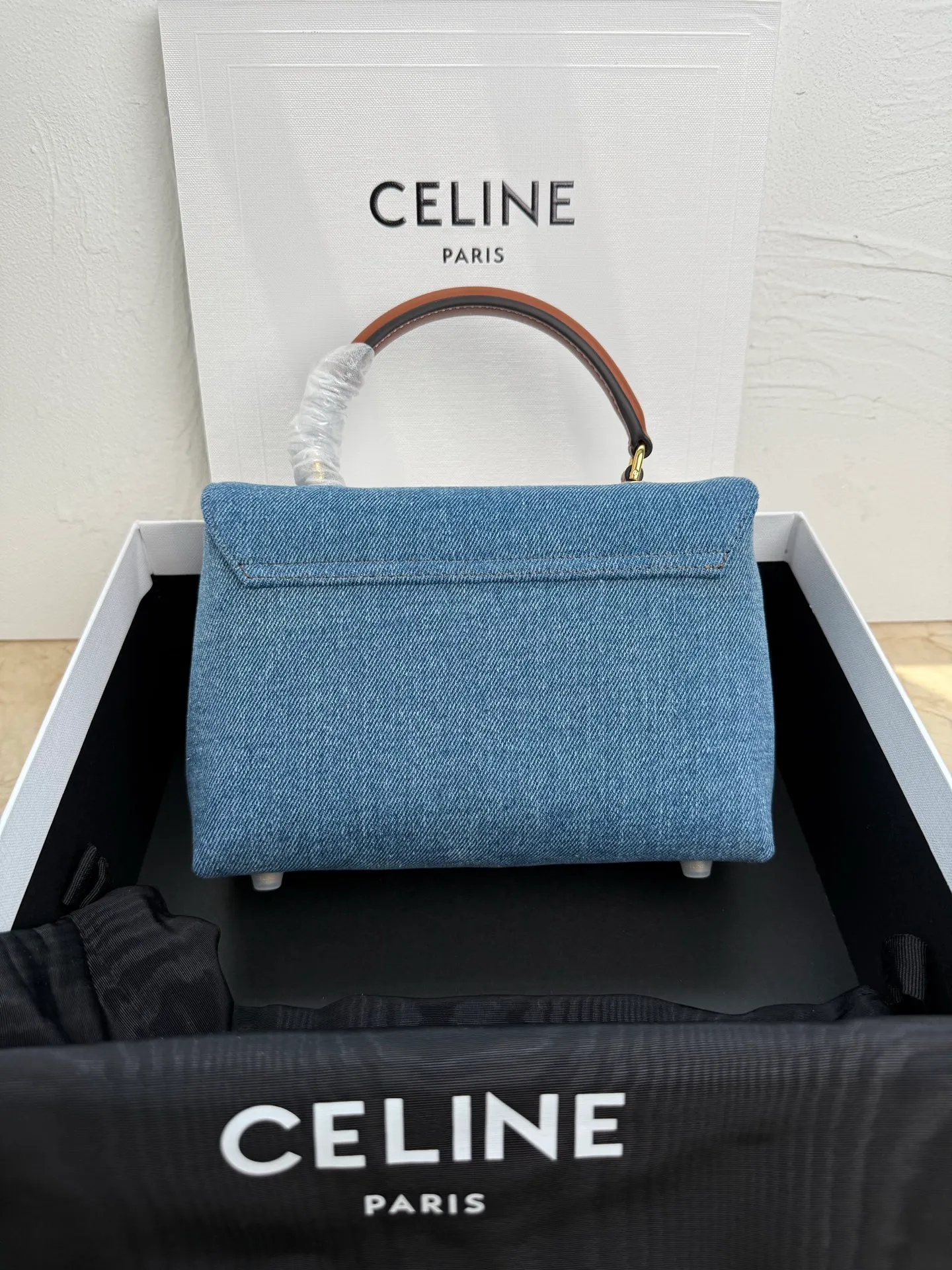 p1320. New product launched 🅰️🅰️CE Arc de Triomphe kelly handbag 👜 The new Arc de Triomphe storage bag is full of high-end feeling! Simple and exquisite outline, whether it is calm black, low-key brown, classic presbyopia color scheme, etc... all exude an unparalleled sense of luxury ❤️ The lines of kelly's classic shape are simple and elegant, without unnecessary decoration, showing the aesthetic charm🫶🏻 Style number: 118113 Size: 20.5x13x8 (with original packaging)