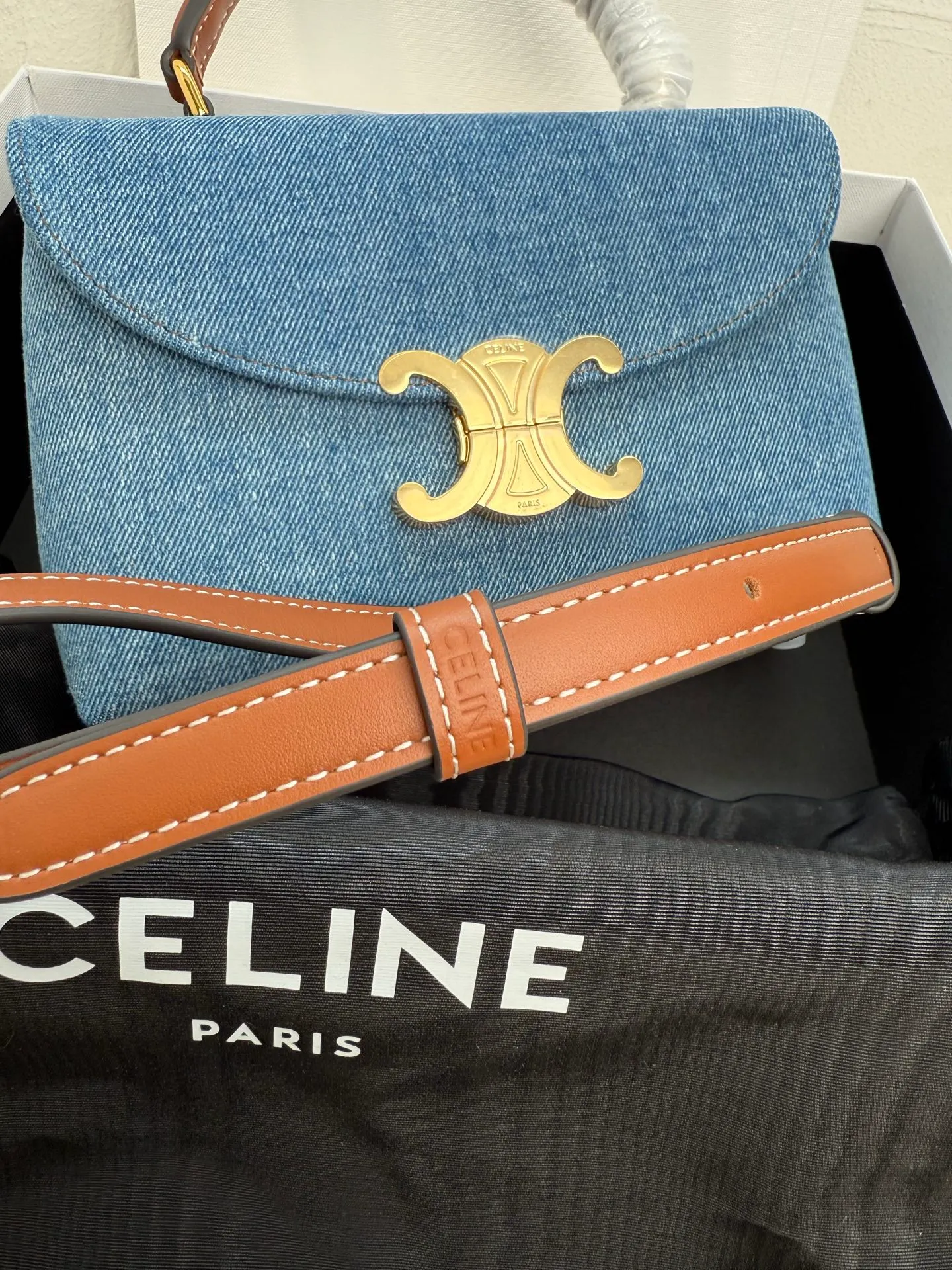 p1320. New product launched 🅰️🅰️CE Arc de Triomphe kelly handbag 👜 The new Arc de Triomphe storage bag is full of high-end feeling! Simple and exquisite outline, whether it is calm black, low-key brown, classic presbyopia color scheme, etc... all exude an unparalleled sense of luxury ❤️ The lines of kelly's classic shape are simple and elegant, without unnecessary decoration, showing the aesthetic charm🫶🏻 Style number: 118113 Size: 20.5x13x8 (with original packaging)