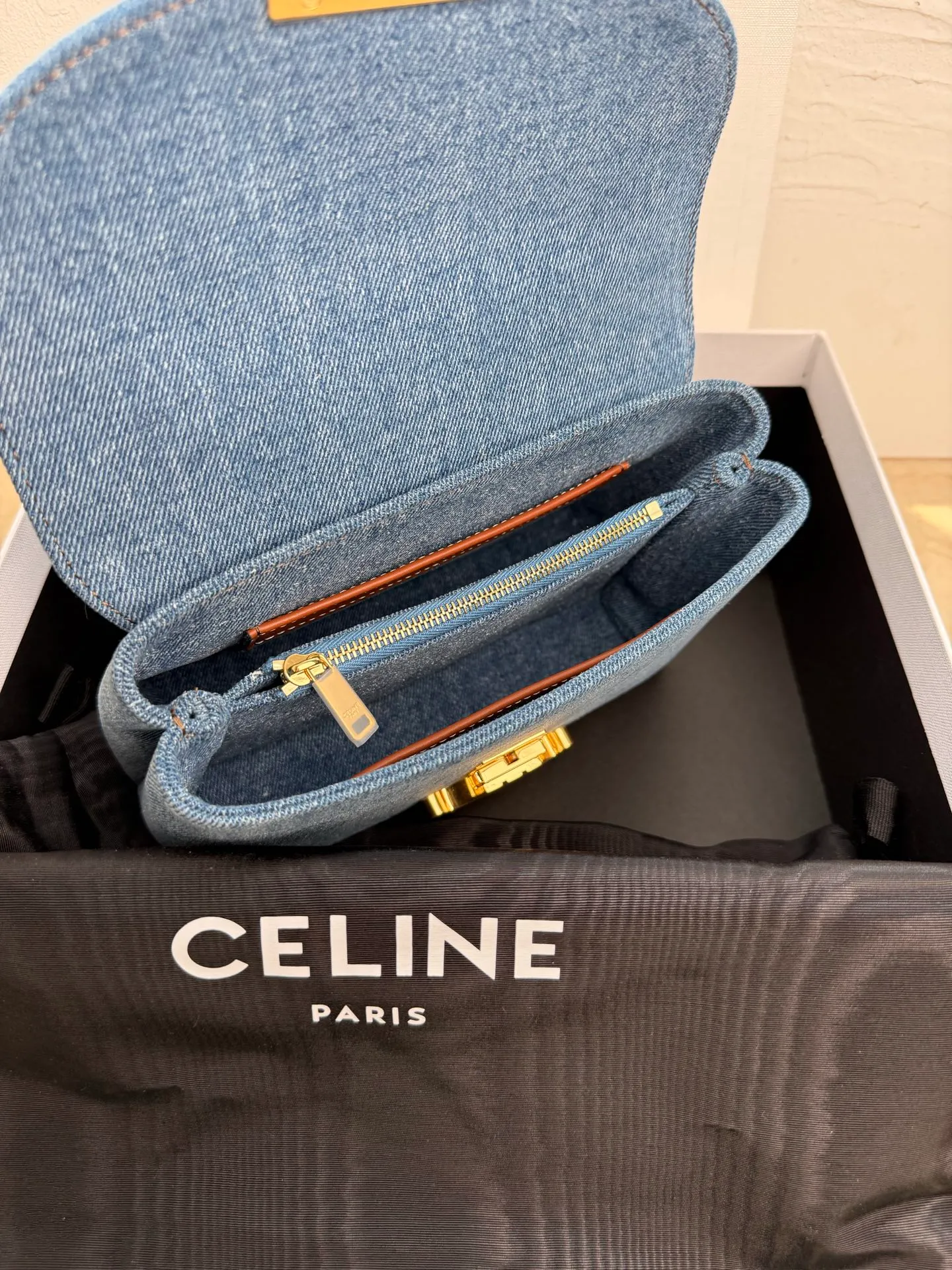 p1320. New product launched 🅰️🅰️CE Arc de Triomphe kelly handbag 👜 The new Arc de Triomphe storage bag is full of high-end feeling! Simple and exquisite outline, whether it is calm black, low-key brown, classic presbyopia color scheme, etc... all exude an unparalleled sense of luxury ❤️ The lines of kelly's classic shape are simple and elegant, without unnecessary decoration, showing the aesthetic charm🫶🏻 Style number: 118113 Size: 20.5x13x8 (with original packaging)