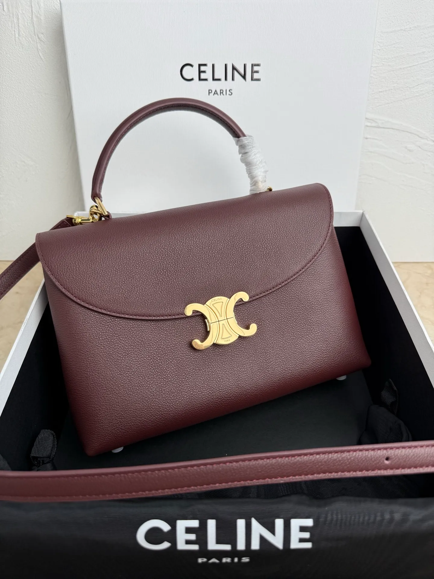 p1760 New product launched 🅰️🅰️CE Arc de Triomphe kelly handbag 👜 New Arc de Triomphe storage bag full of high-end feel! The simple and exquisite silhouette presents a capable style and pure aesthetics. Whether it is calm black, low-key brown or soft pink, it exudes an unparalleled sense of luxury❤️ The lines of kelly's classic shape are simple and elegant, without unnecessary decoration, showing the aesthetic charm🫶🏻 Style number: 188836 Color: burgundy Size: 25.5x18.5x10